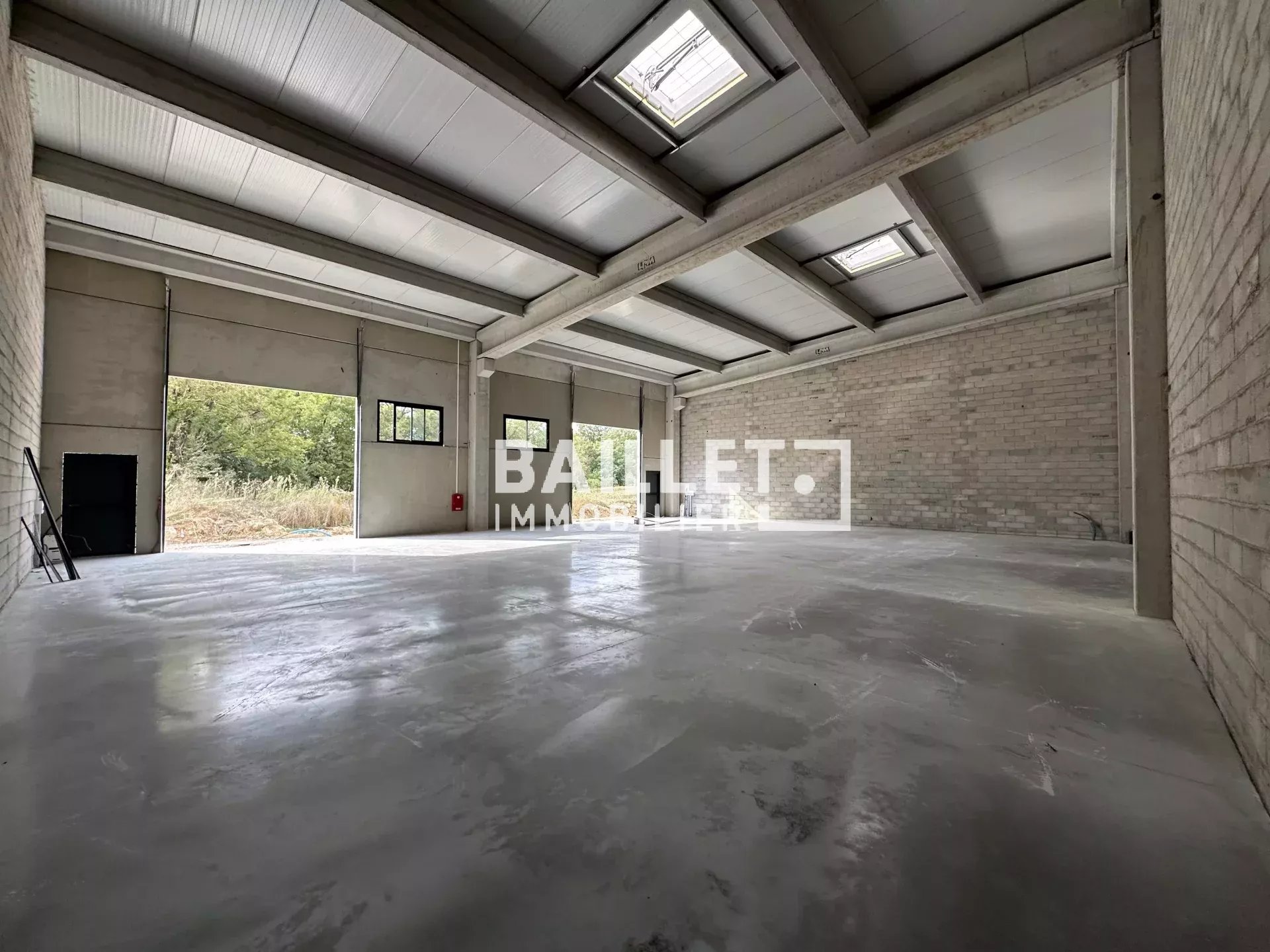 ENTREPÔT MONTAUROUX 325 M2 AVEC GRANDE HAUTEUR