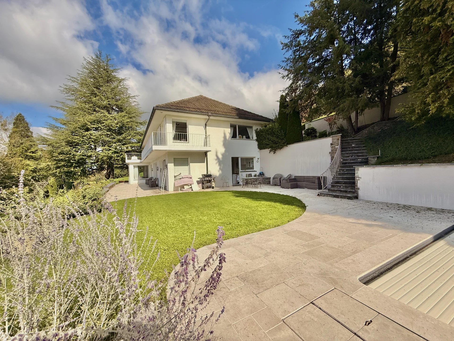 Villa panoramique avec piscine et pool house, grand terrain