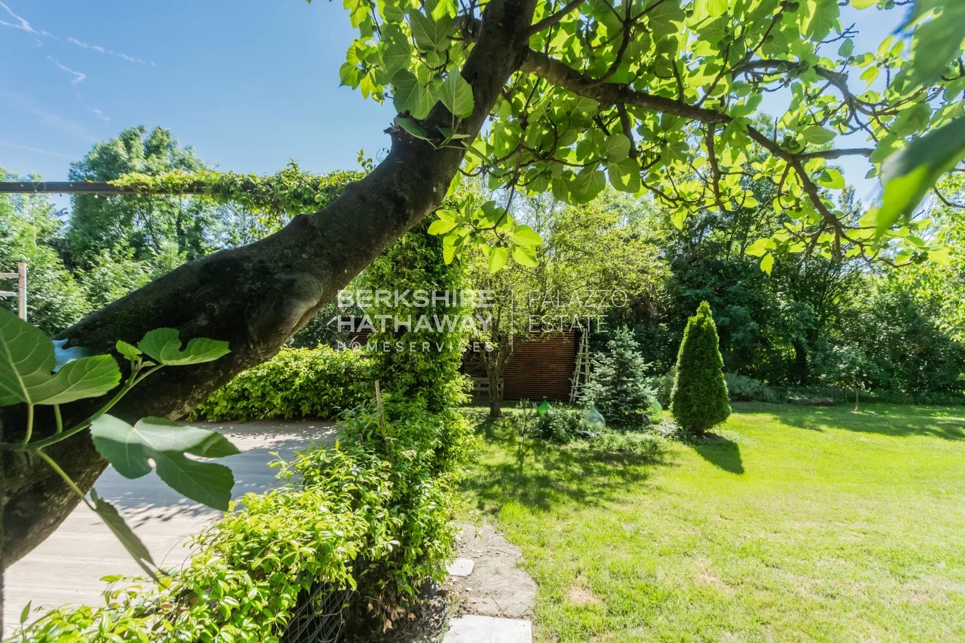 Villa bifamiliare con giardino a Biandronno, a pochi passi dal Lago di Varese