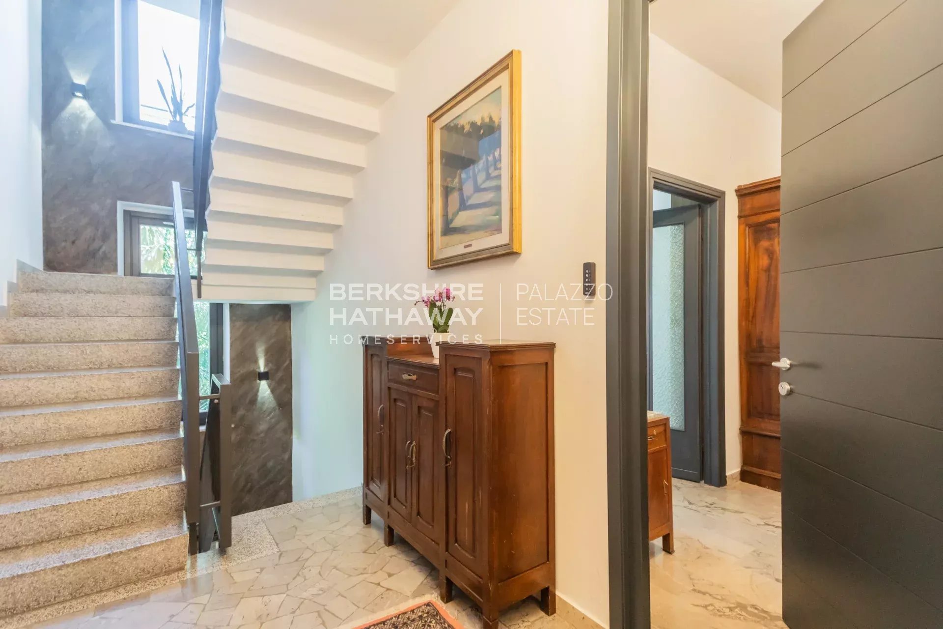 Villa bifamiliare con giardino a Biandronno, a pochi passi dal Lago di Varese
