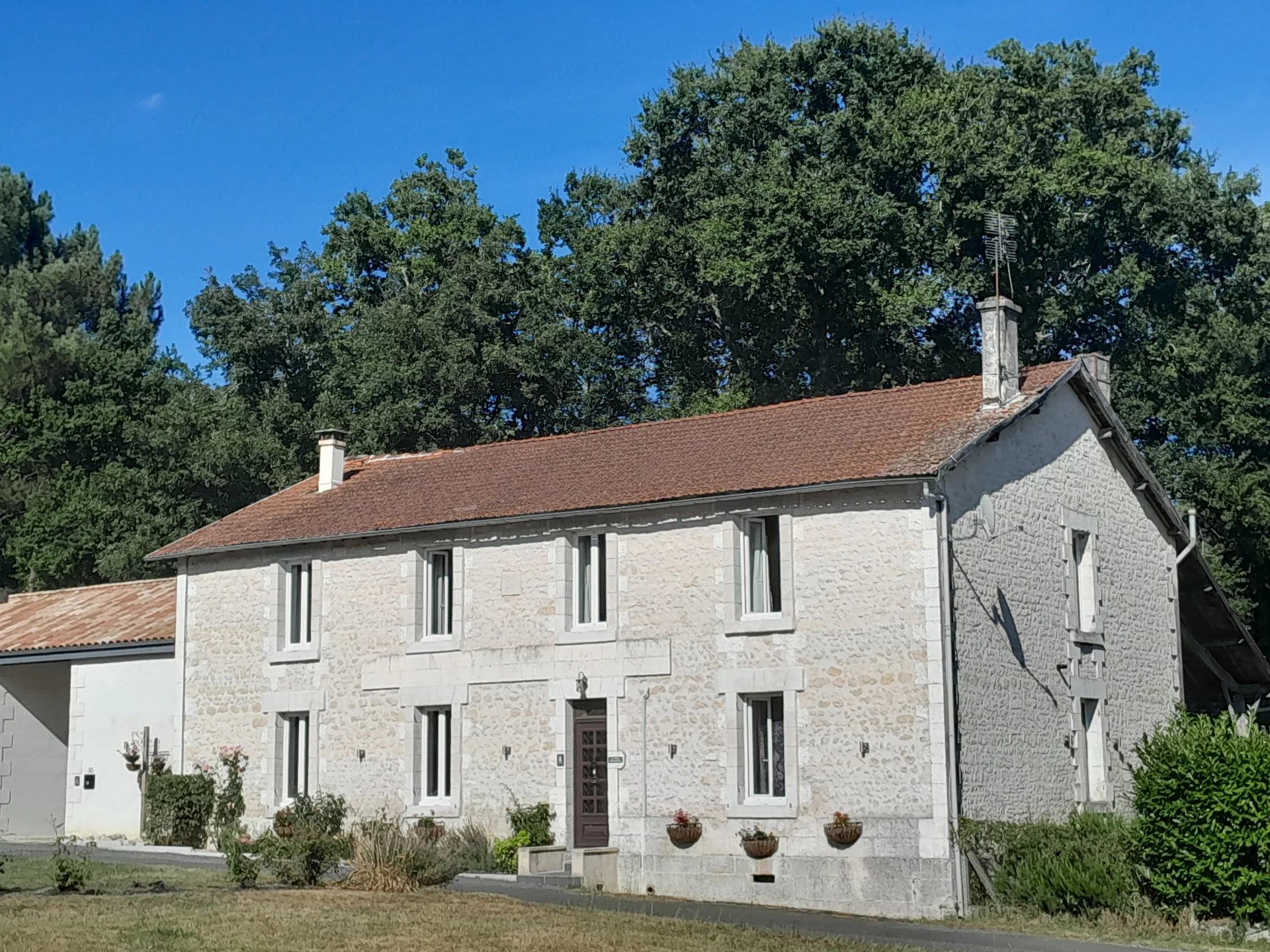 Beautifully renovated, large stone house close to Barbezieux