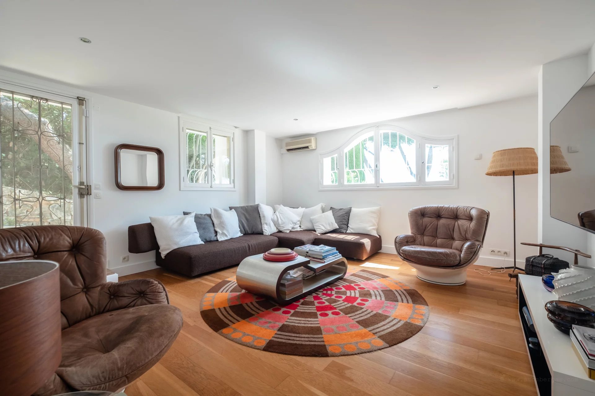 Provencal villa with flat gardens, pool and sea views