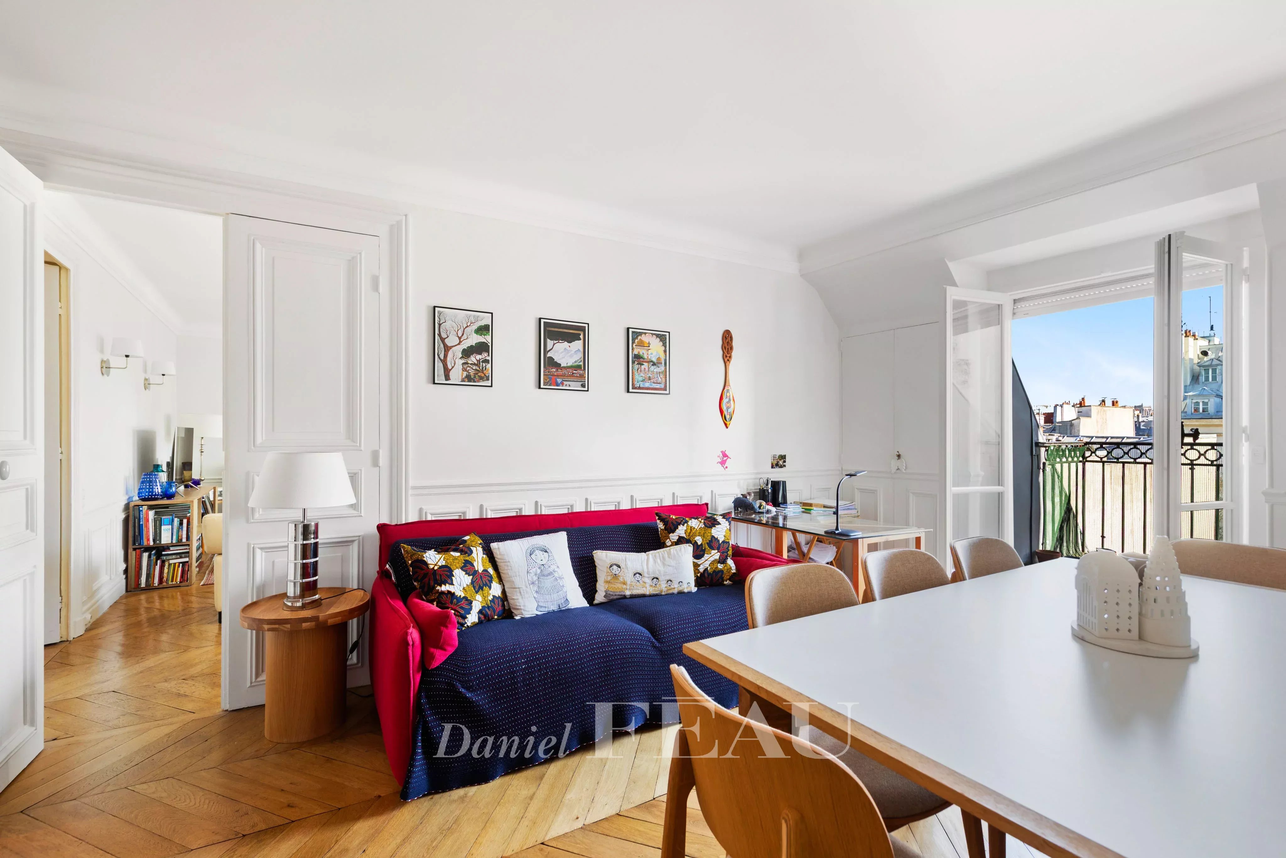 Salle à manger avec balcon.