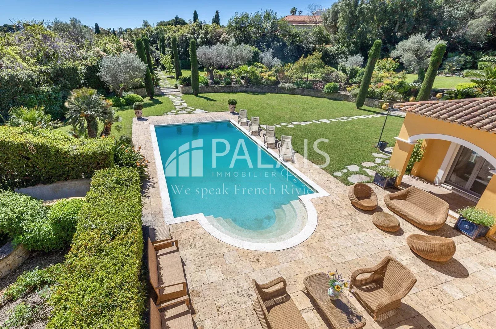 ANTIBES // CAP D'ANTIBES - PROPRIÉTÉ -VILLA 10P 500m2 // PISCINE - GARAGES - JARDIN Arboré 4300m2 // AU CALME // CAP D'ANTIBES