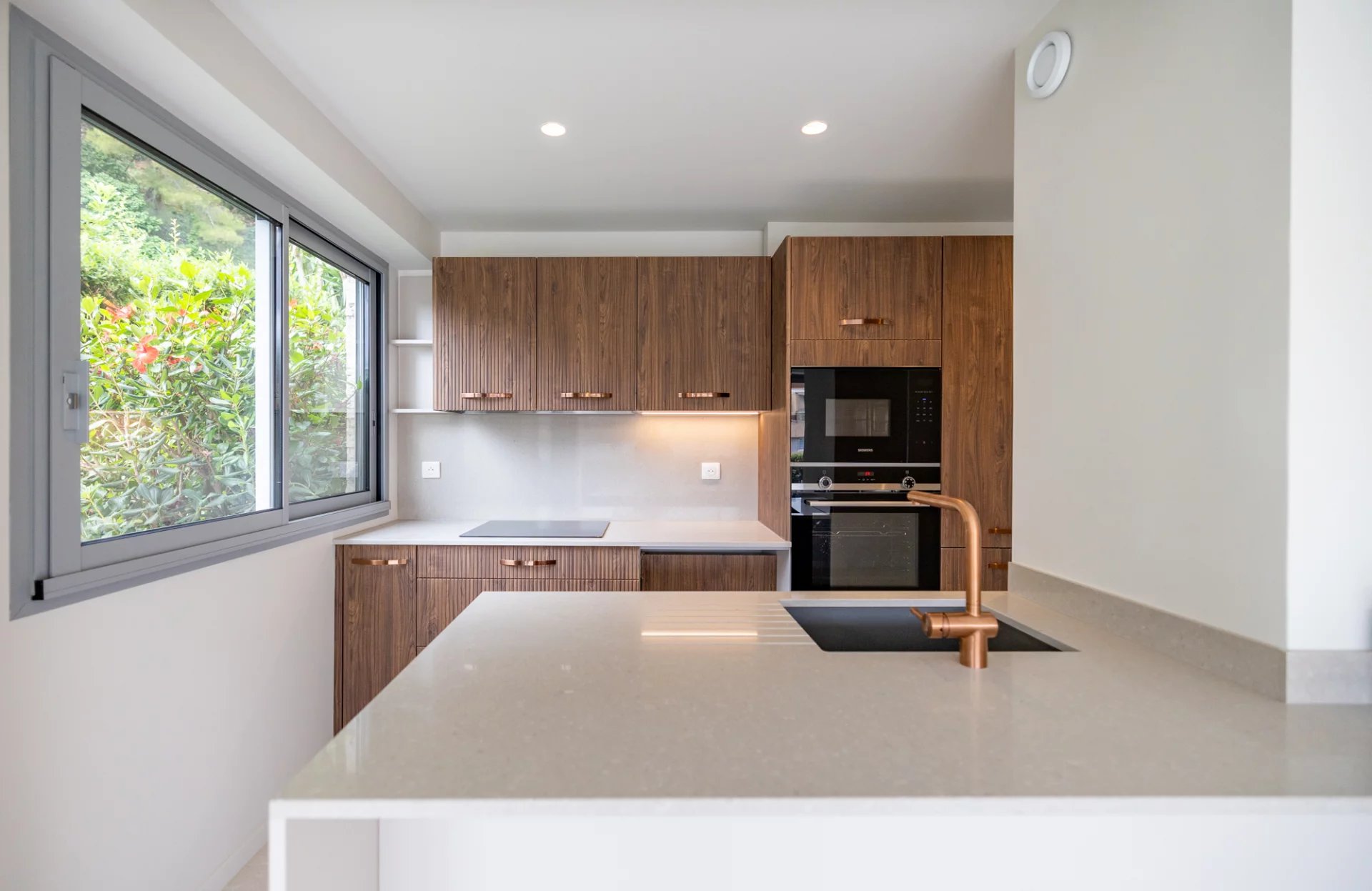 FOR SALE IN VILLEFRANCHE SUR MER - 2 BEDROOMS APARTMENT - TERRACE - CELLAR - PARKING - SWIMMING POOL