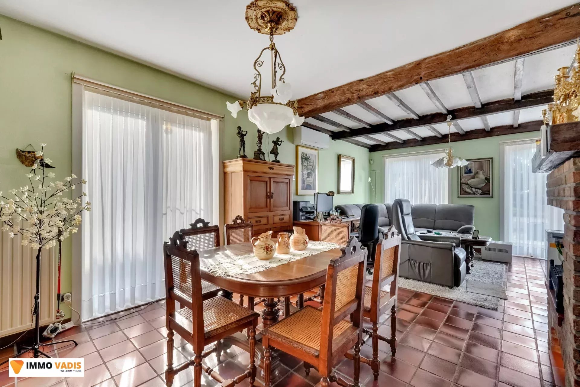 Te koop op lijfrente - Comfortabele villa met drie slaapkamers, twee garages en een magazijn.