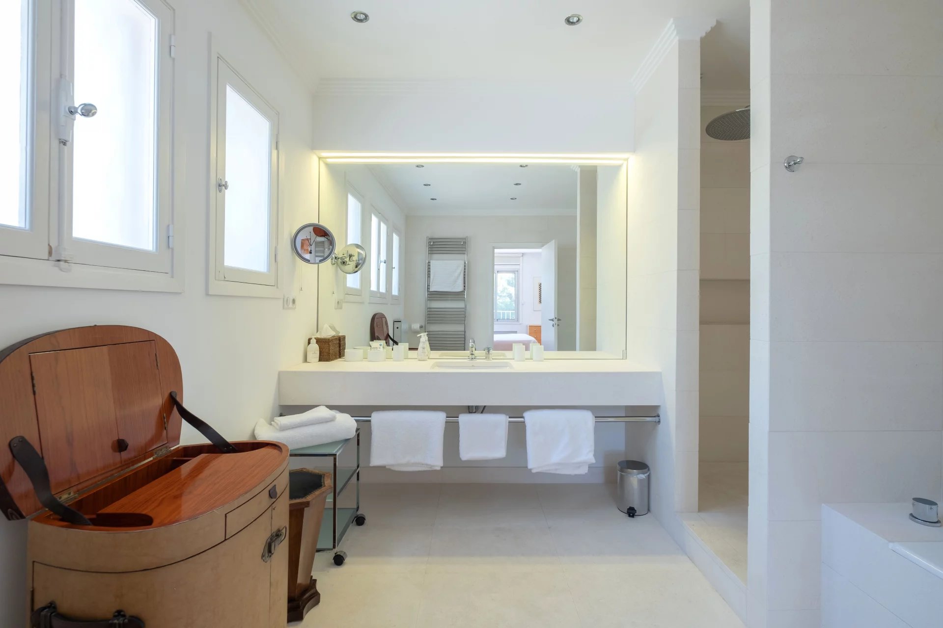 Provencal villa with flat gardens, pool and sea views