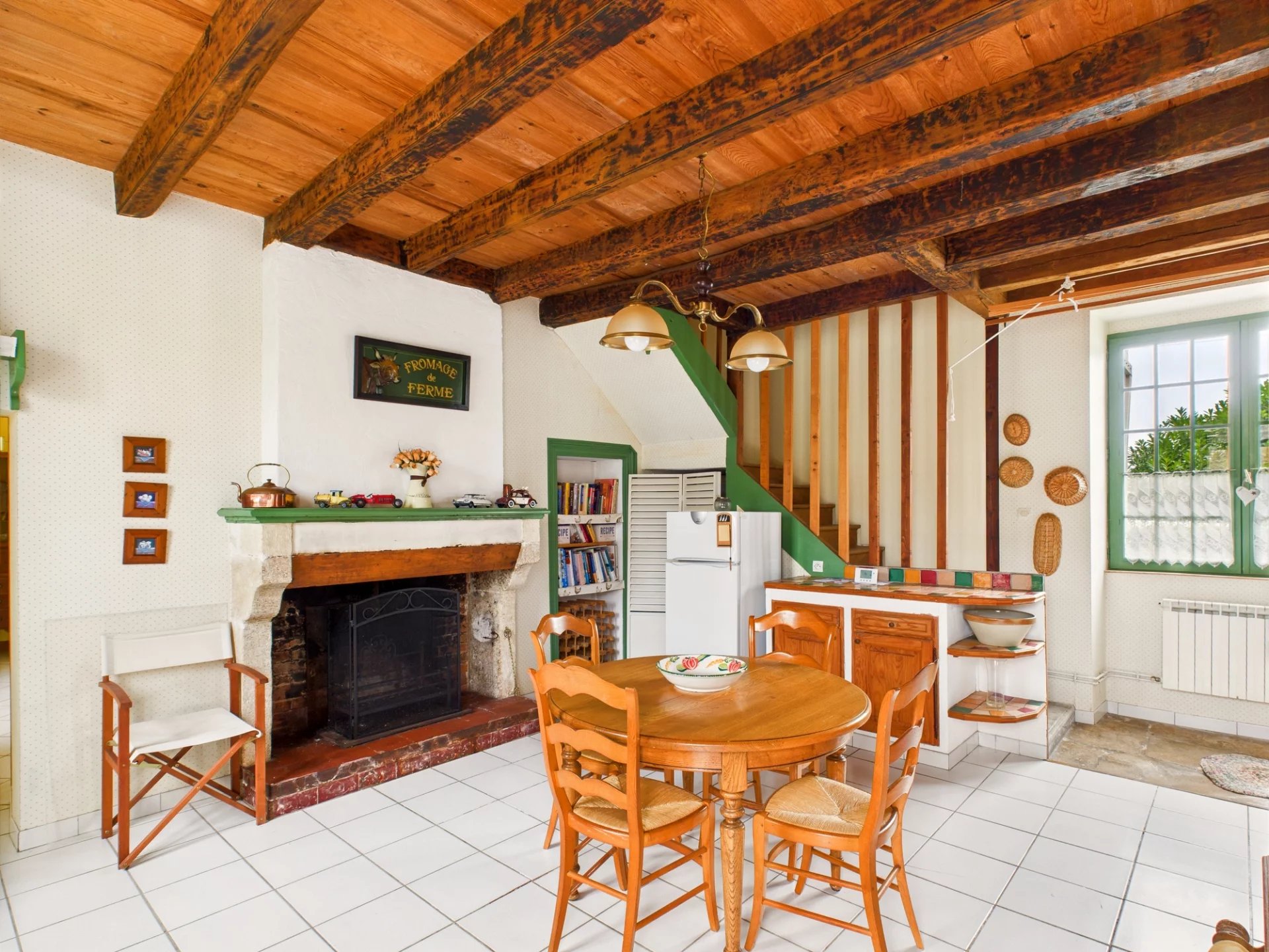 House in Saint-Pierre-de-Juillers - Image 5