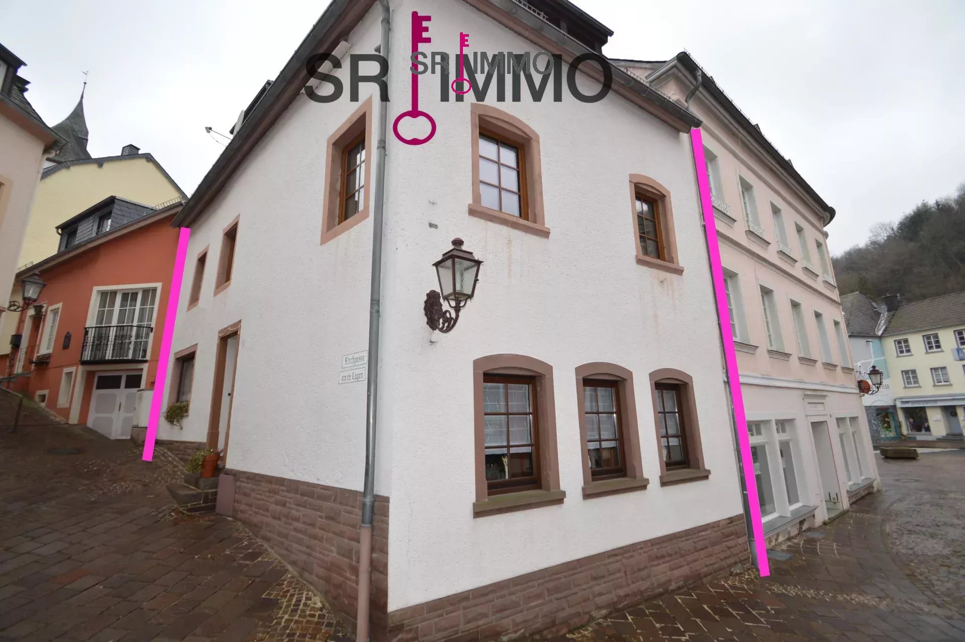 Schönes Wohnhaus mit charmantem Innenhof und eigener Garage