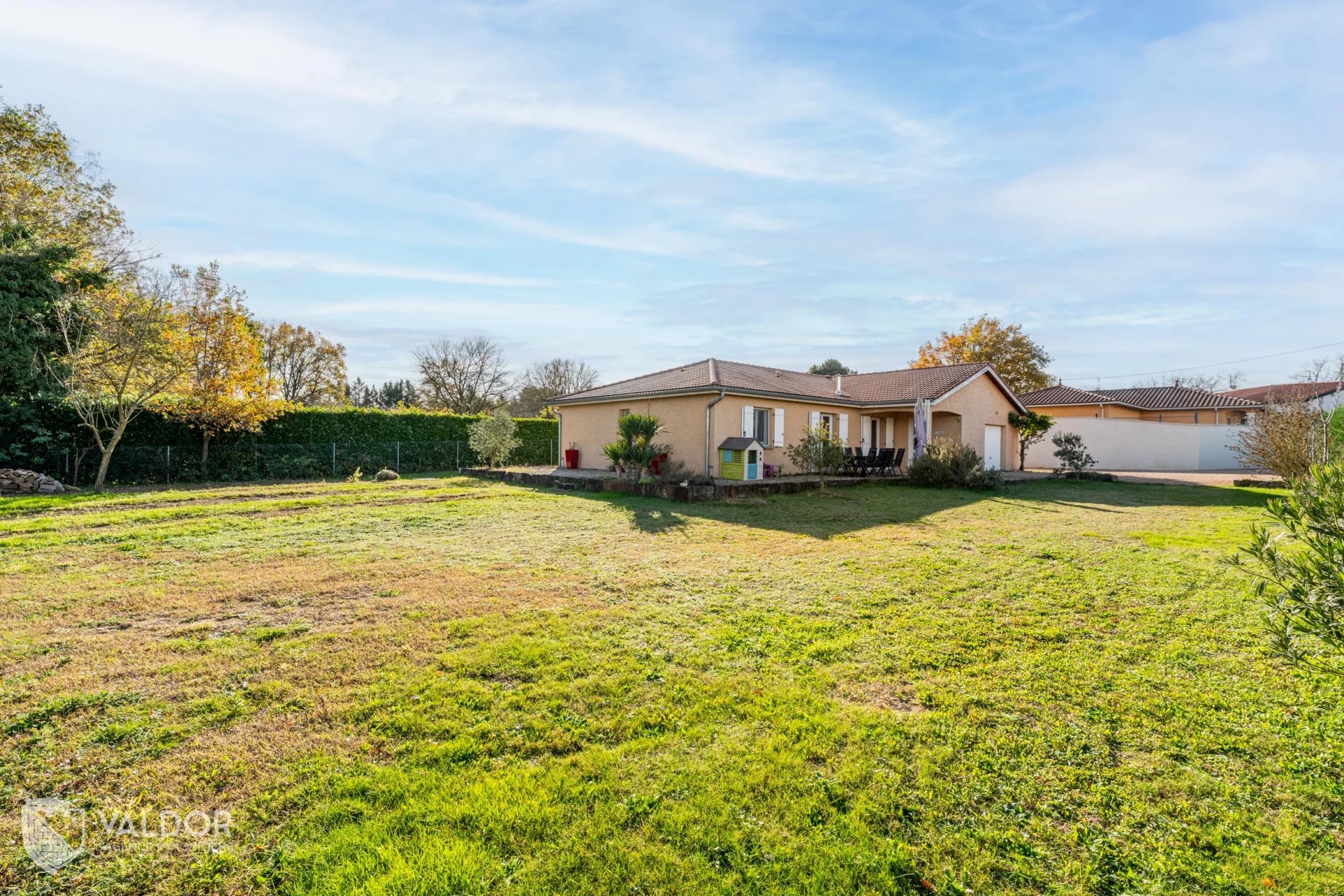 Maison de plain-pied rénovée sur terrain de 1 400 m²