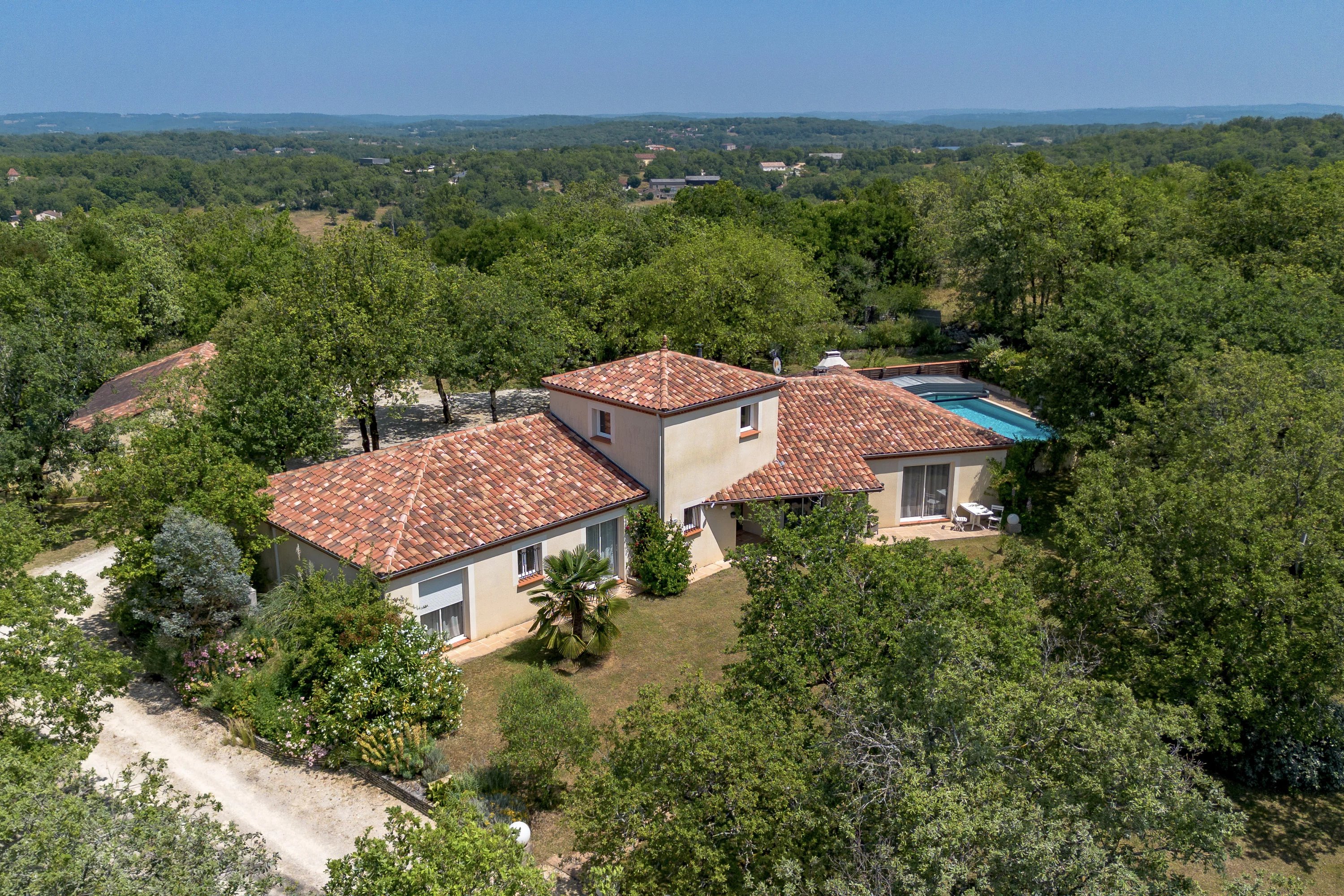 Belle villa avec 4 chambres, piscine et 6670m² de terrain dans un hameau paisible
