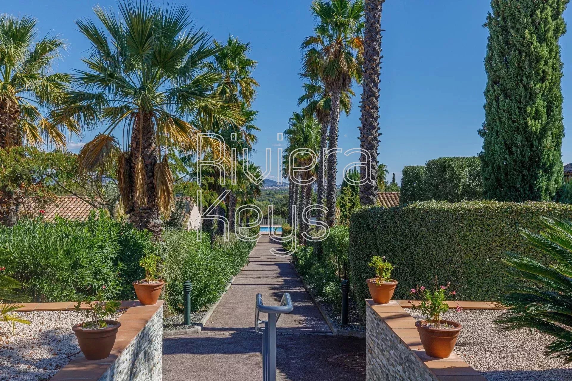 ROQUEBRUNE-SUR-ARGENS: 2-Bedroom House with Garden in a Residence with Pool