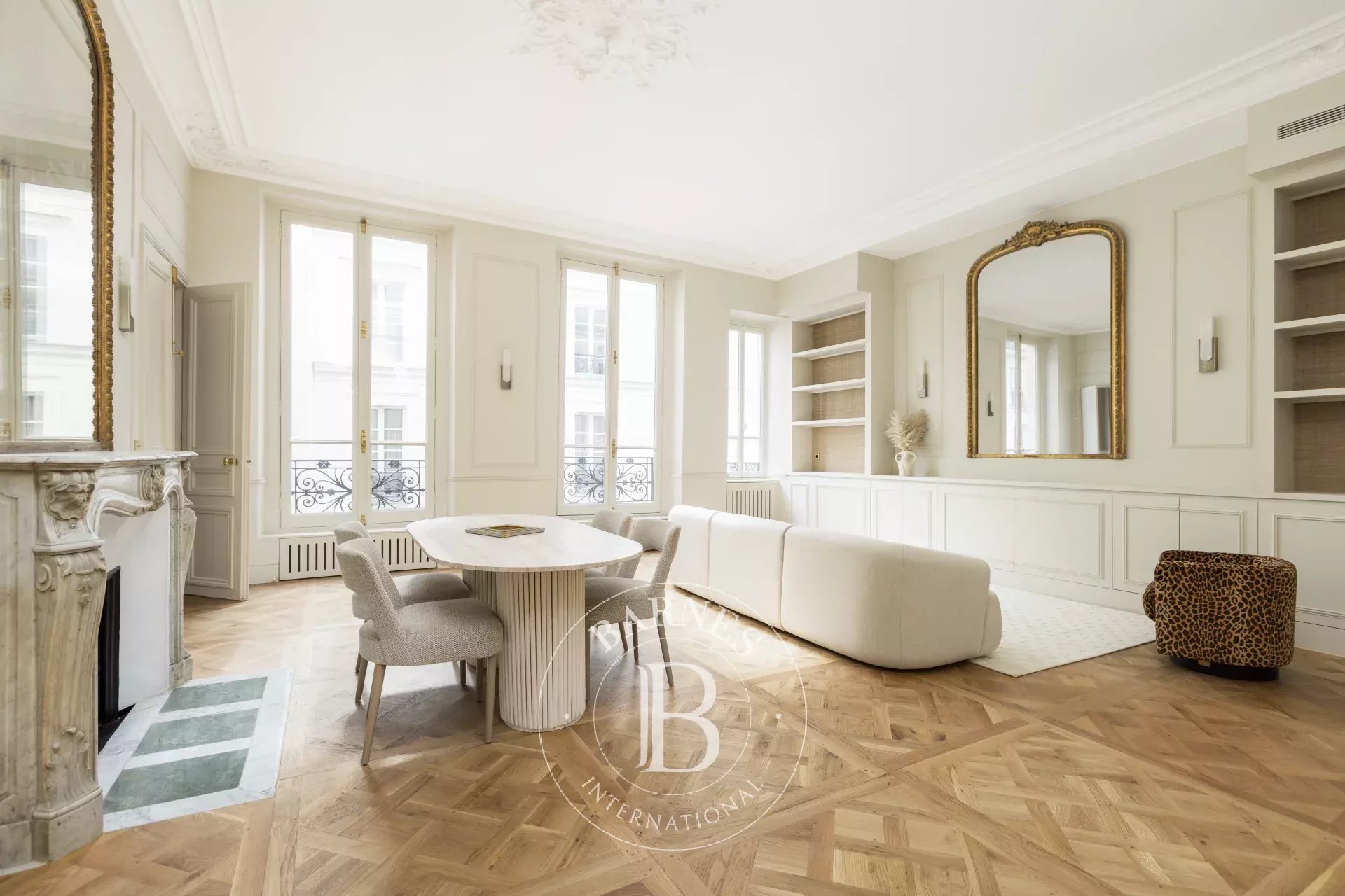 Paris 7 - Carré des Antiquaires - 2 bedrooms - volume - brand-new