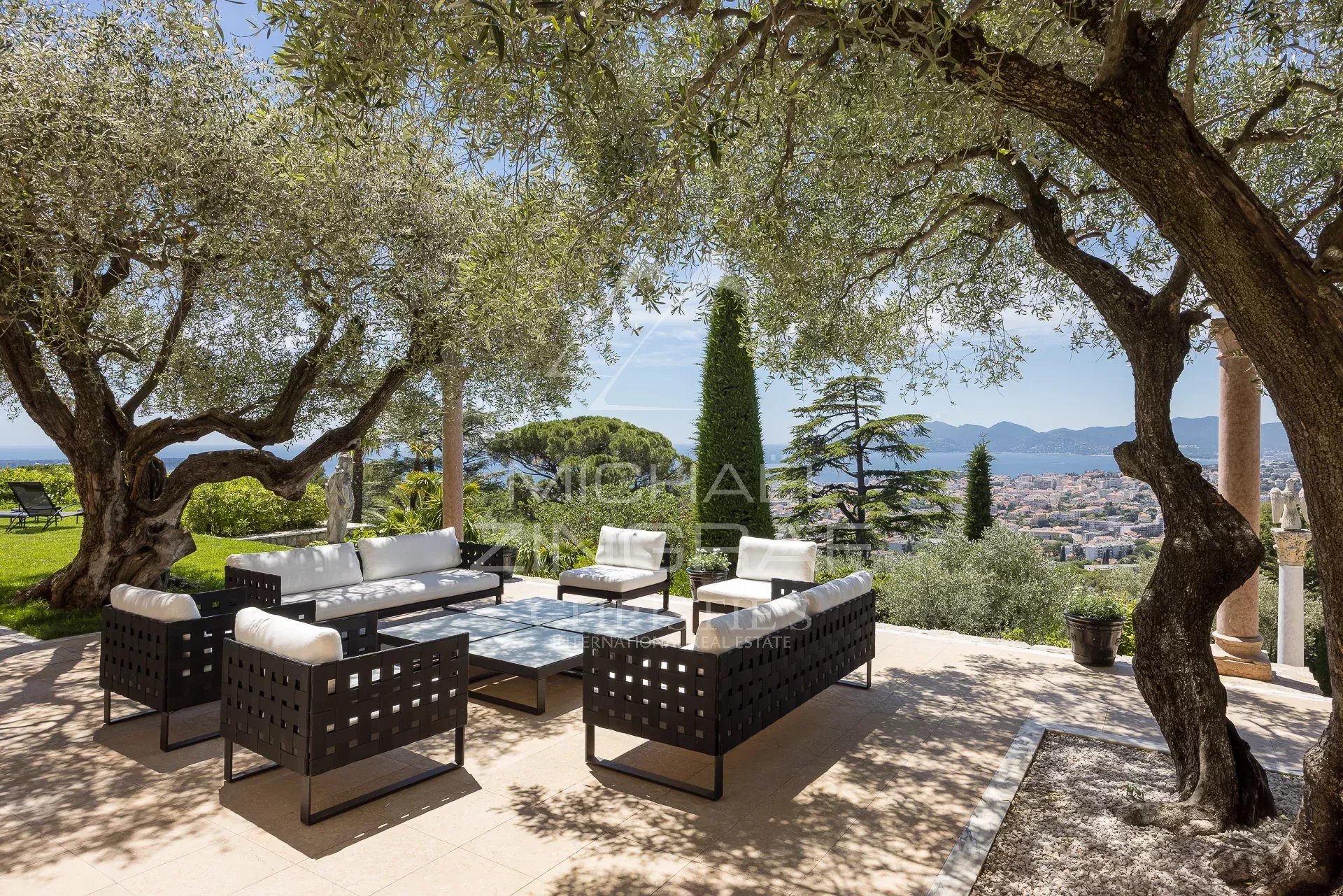 11 Bedroom Villa/Townhouse's Image 9