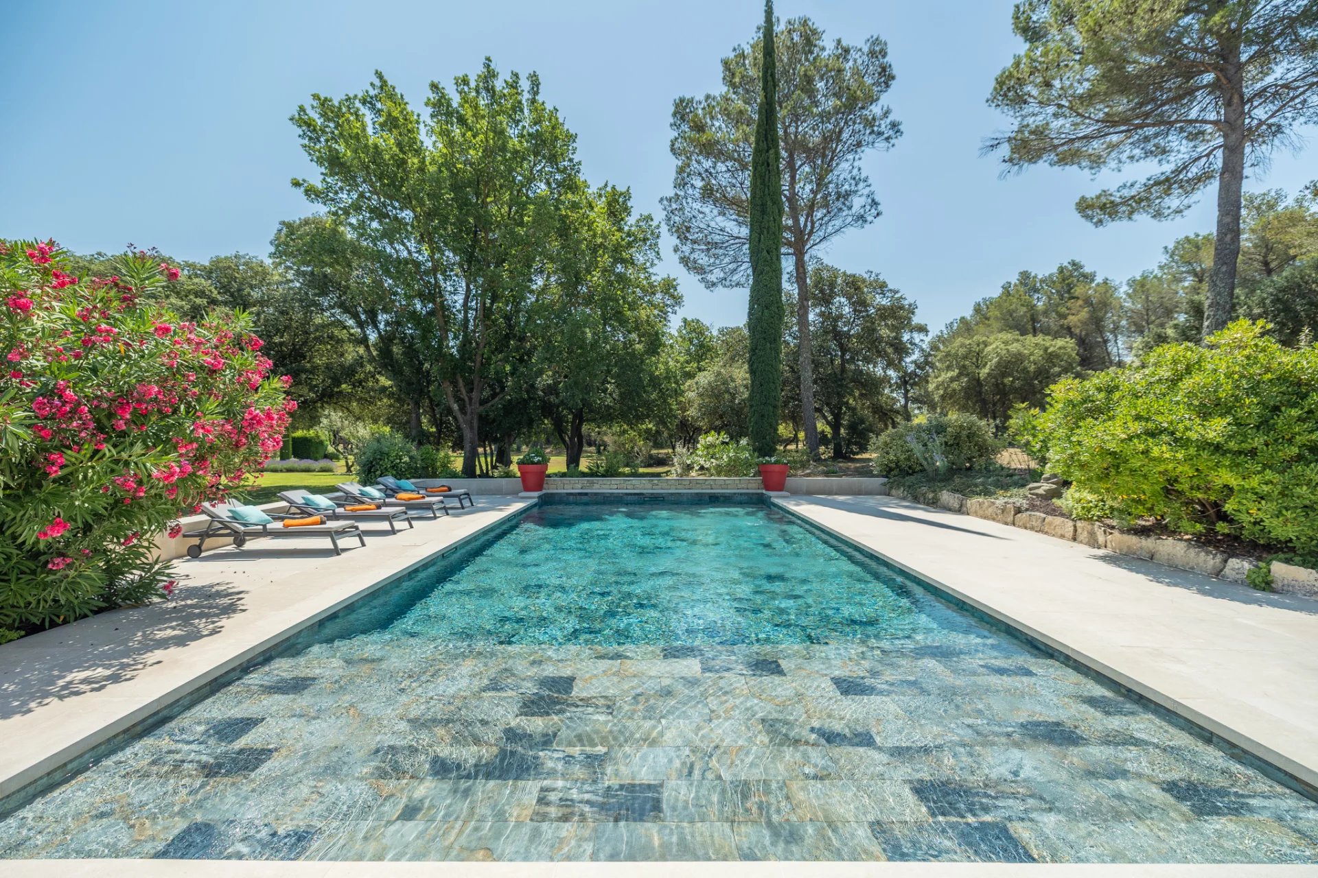 Proche de l'Isle-sur-la-Sorgue - Domaine d'exception entre Luberon et Mont Ventoux sur un parc de 15 hectares