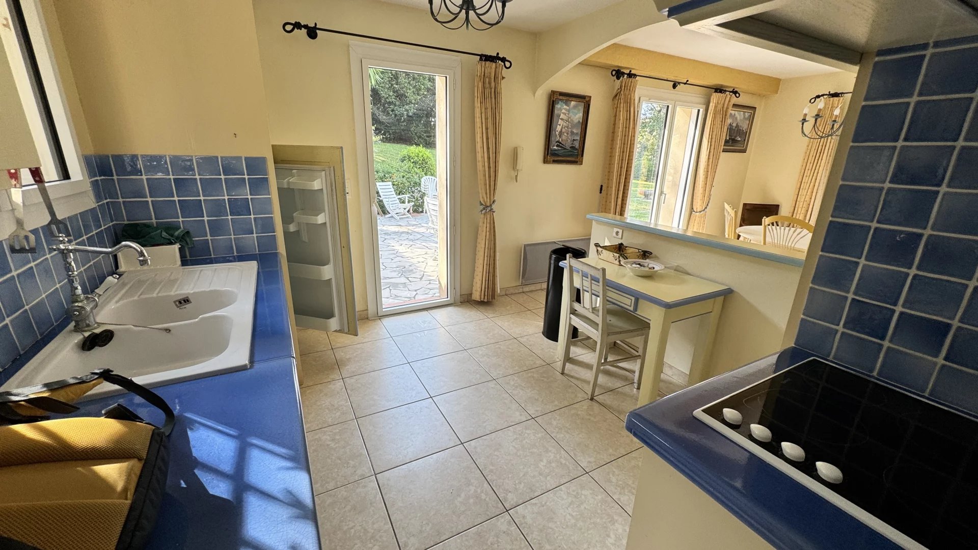VILLA PISCINE GROS POTENTIEL