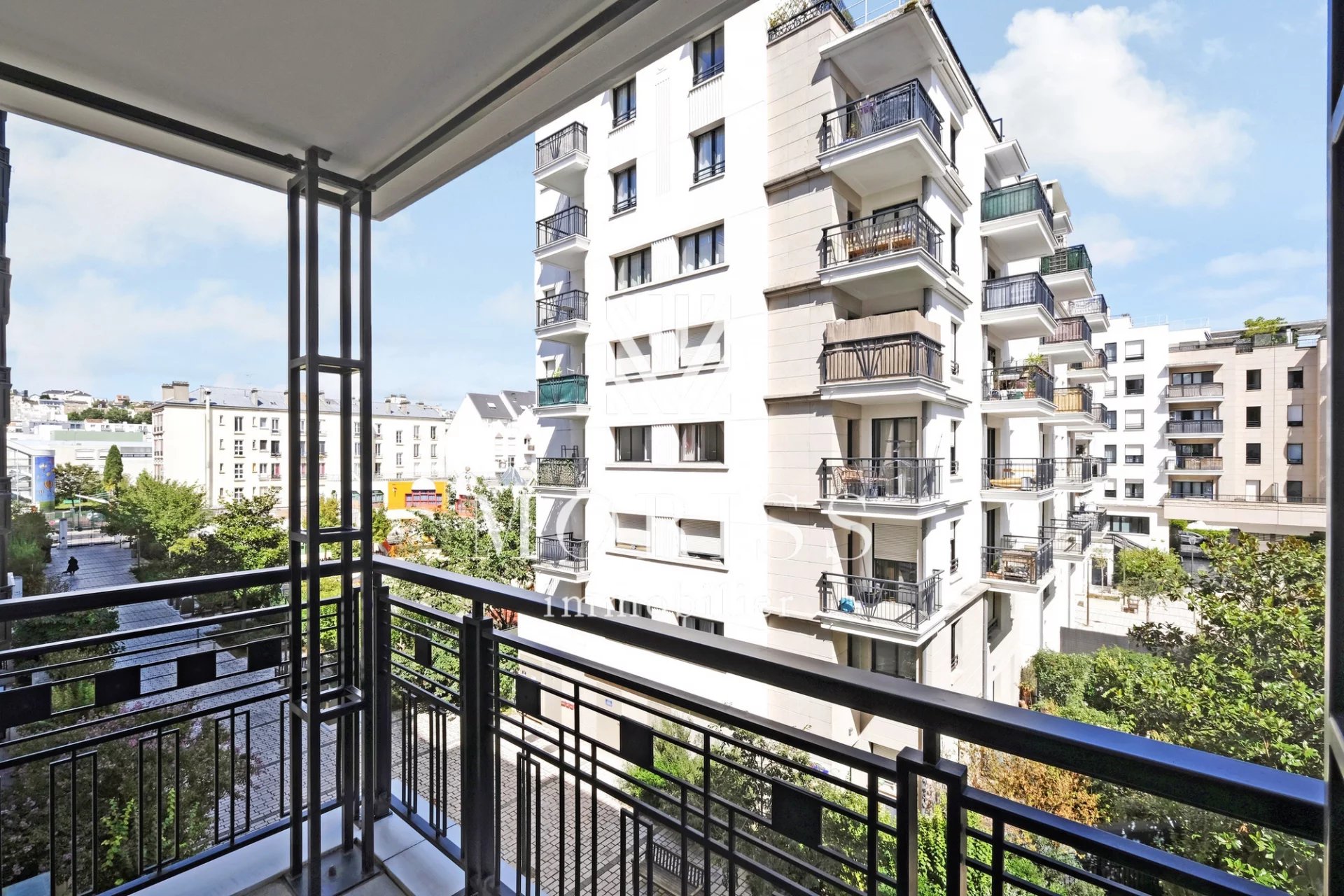 SURESNES APPARTEMENT DE 3 PIECES DE 62 M2 + balcon - Image Array