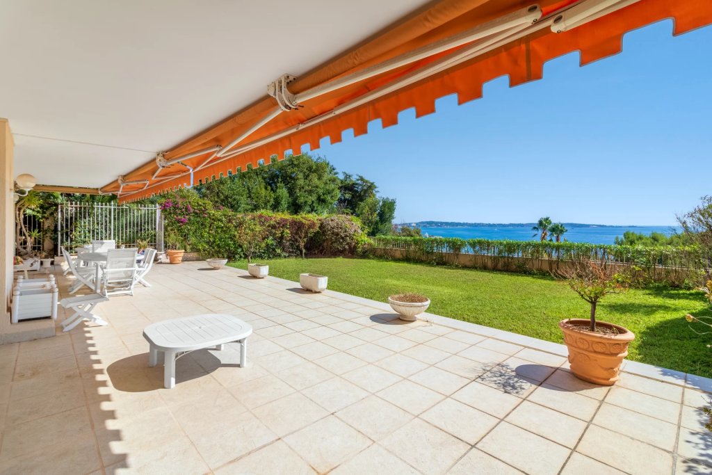 Apartment for sale in Golfe Juan — Golfe-Juan – Panoramic sea view – 4 rooms with large garden