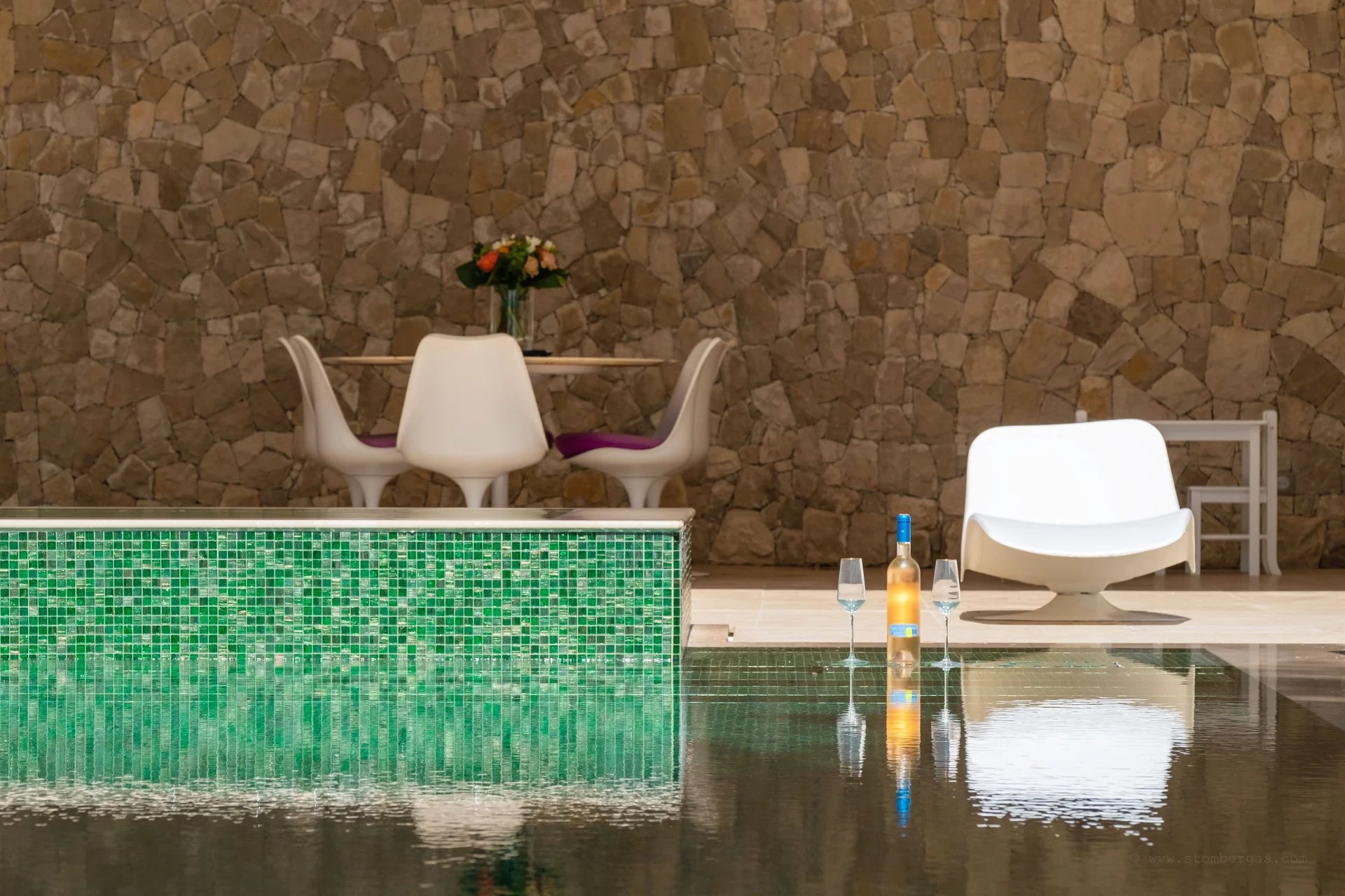 Provencal villa with flat gardens, pool and sea views