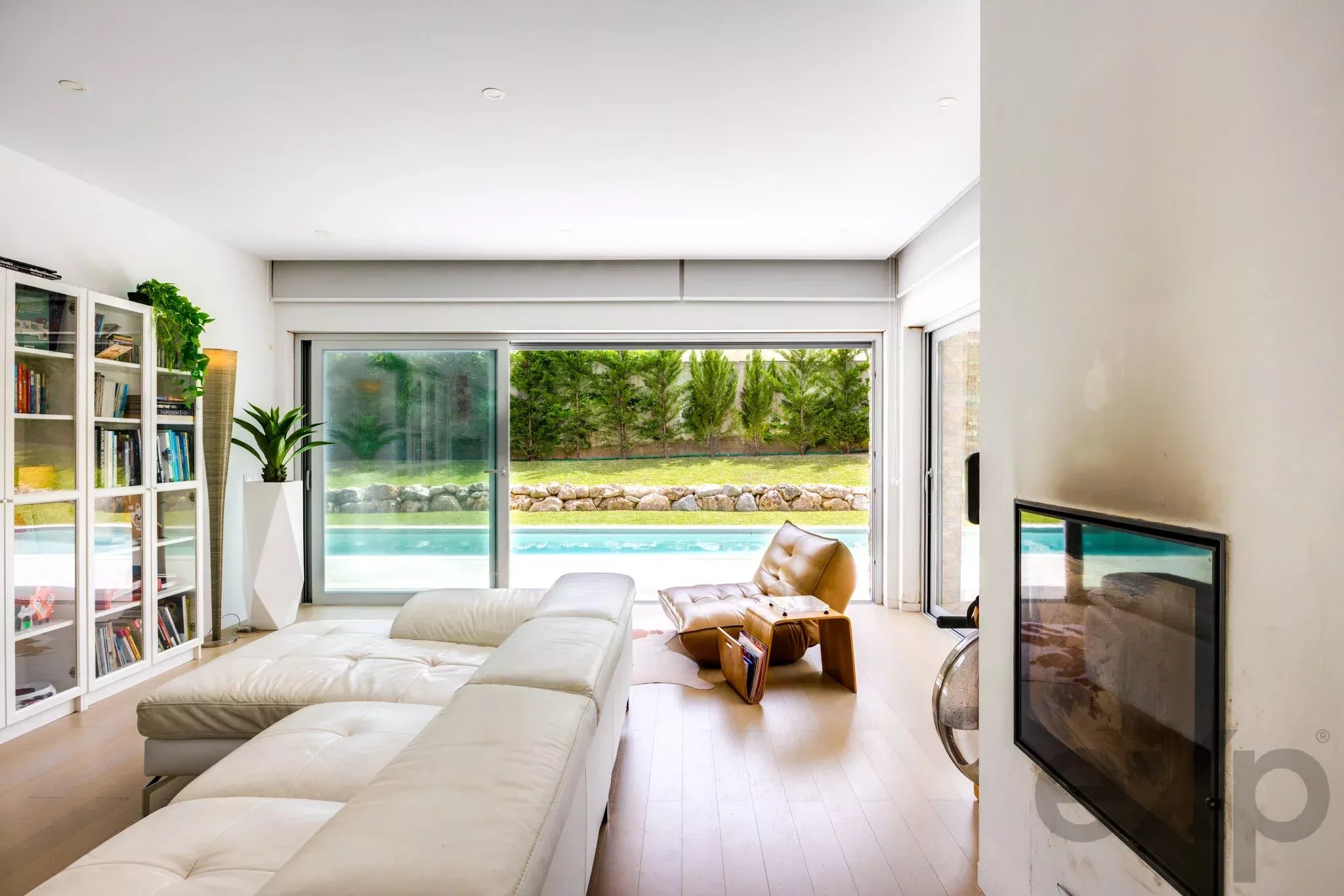 17.5m Heated Lap Pool T4 Villa with Guest Apartment in Lagos 87053563 image 6