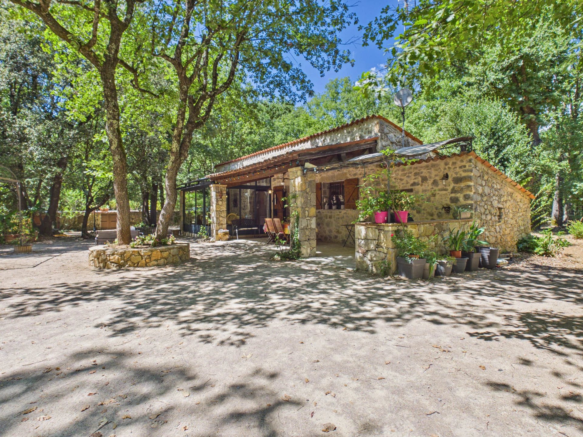 Authentic old stone house - TOURRETTES