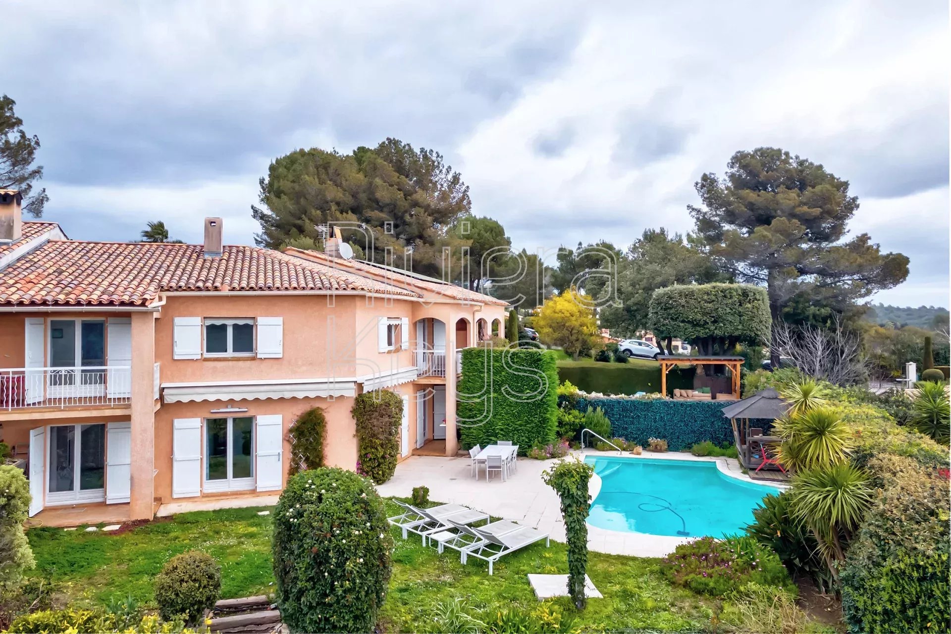 BIOT - BOIS FLEURI: Stor villa med 6 sovrum och pool