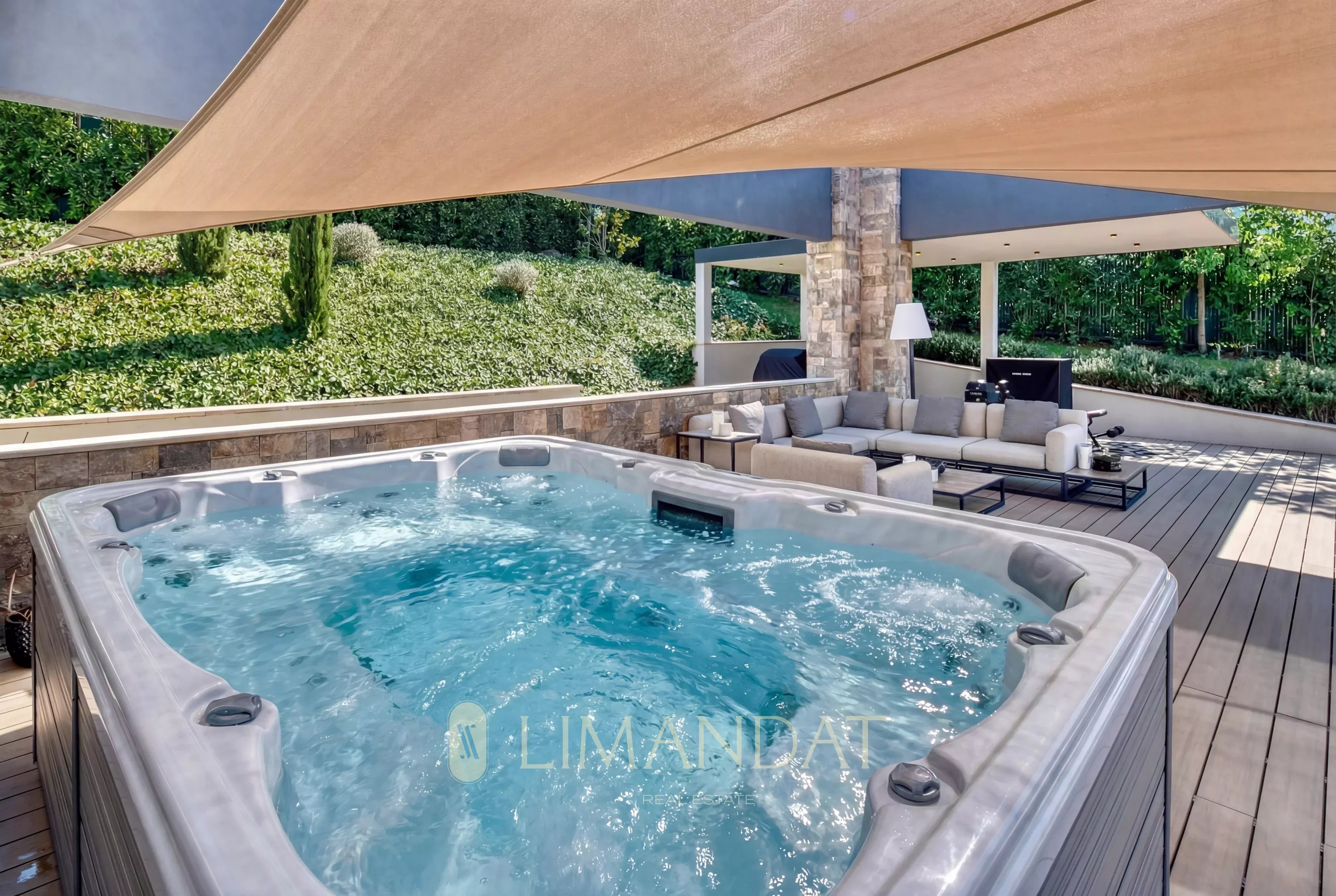 Near Cannes – Bali-Style Villa – 4 Bedrooms – Swimming Pool – Jacuzzi