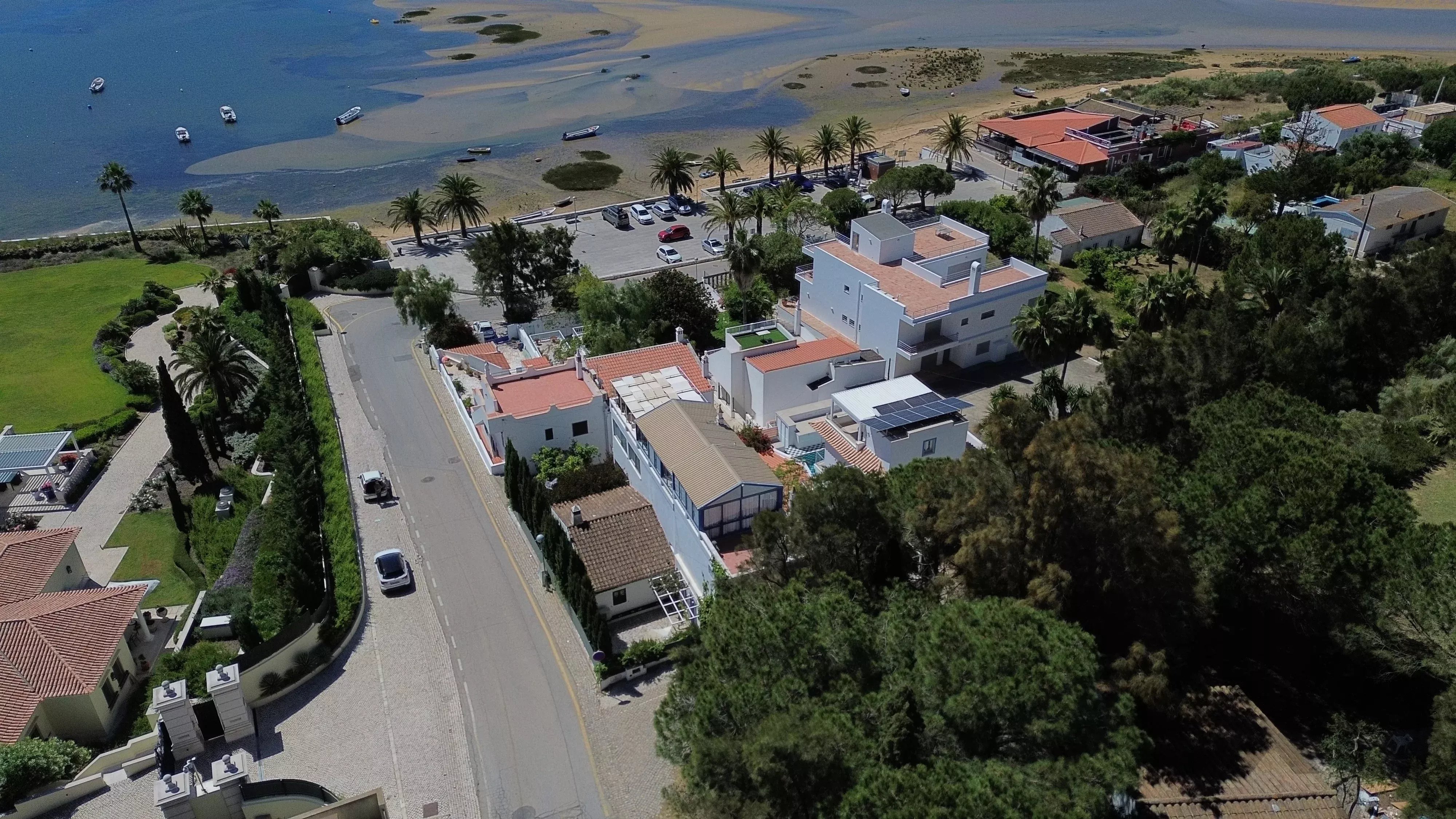 8-Bedroom House/Guesthouse in Praia da Fábrica 8900-057 image 4