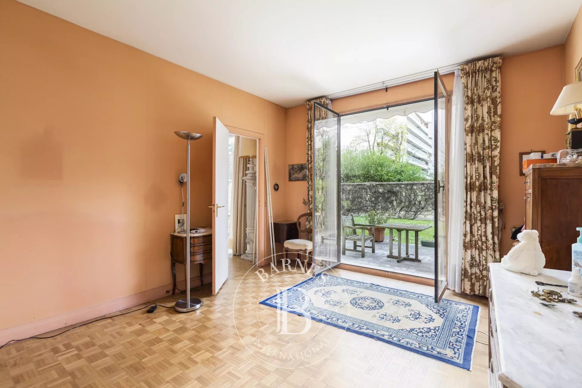 Neuilly - Town Hall - 3 or 4-bedroom garden-level apartment