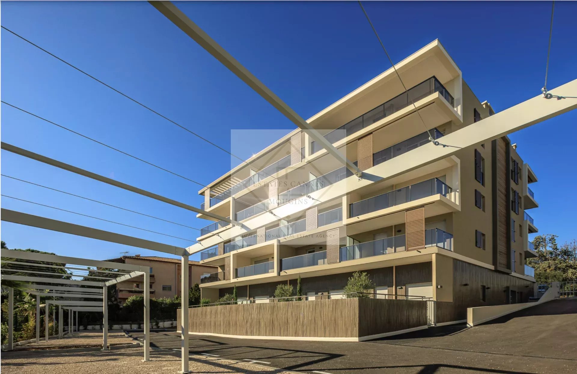 Appartement 2 pièces neuf en dernier étage — une adresse rare à deux pas de la mer, à Juan-les-Pins. - Photo 2