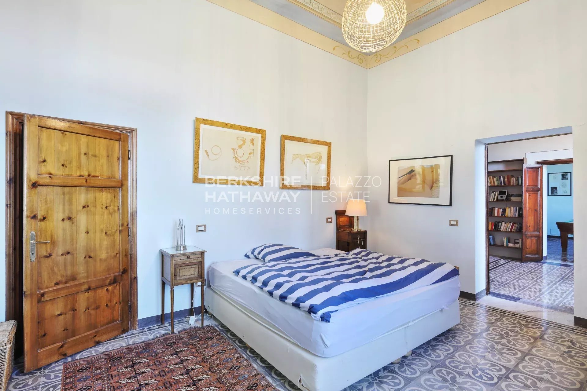 Elegante Villa d'Epoca con Vista Mare e Piscina a Riparbella