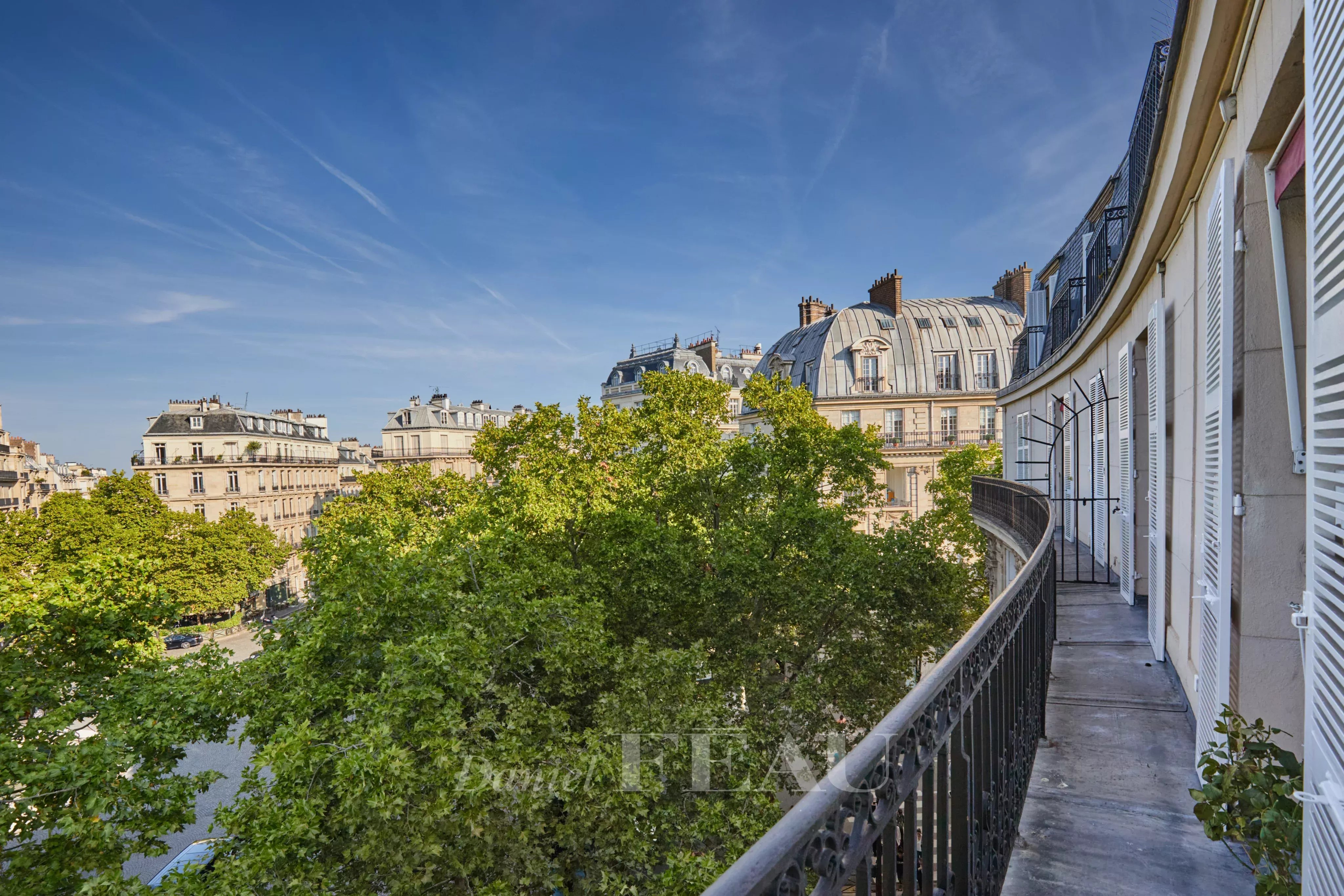 Paris XVIe - Place Victor Hugo.