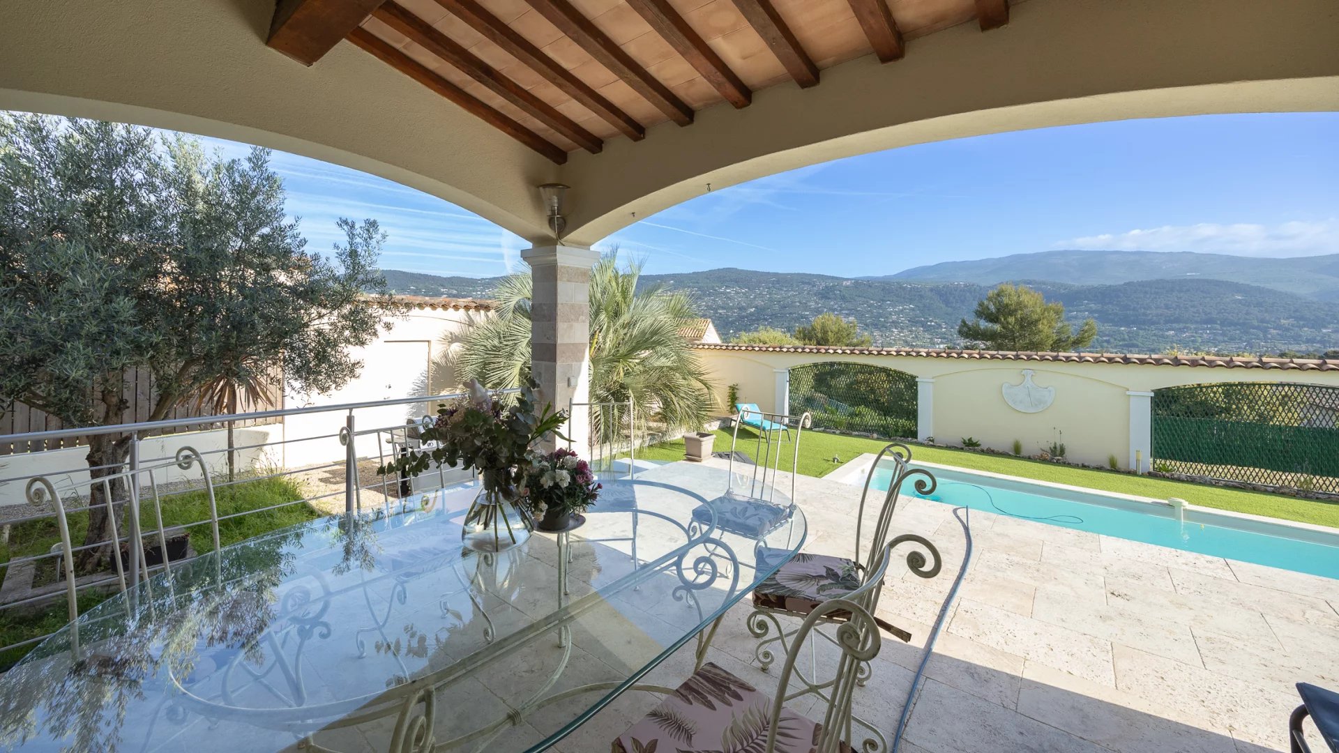 Elegante villa avec vue dégagée sur les collines