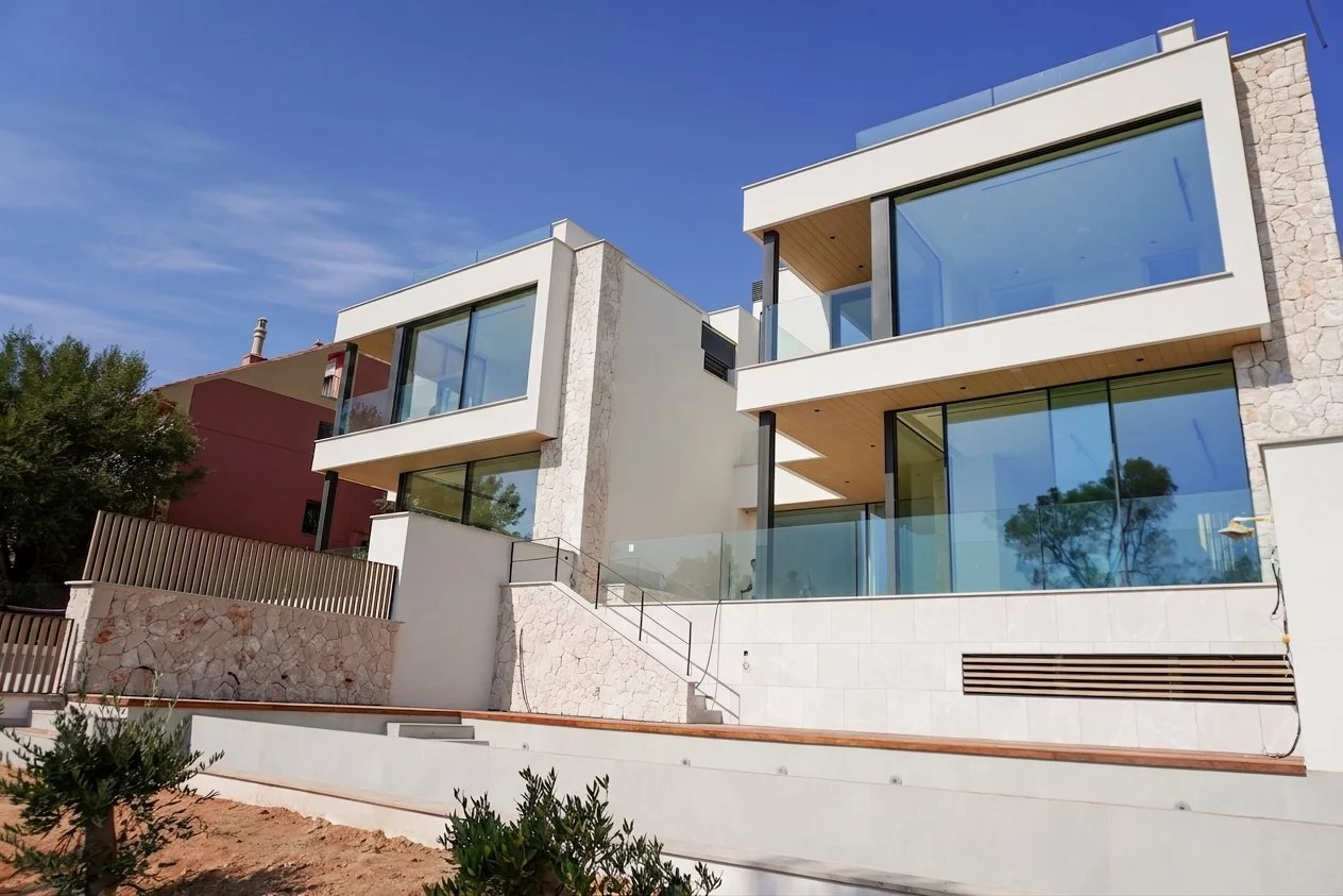New luxury villa with sea views
