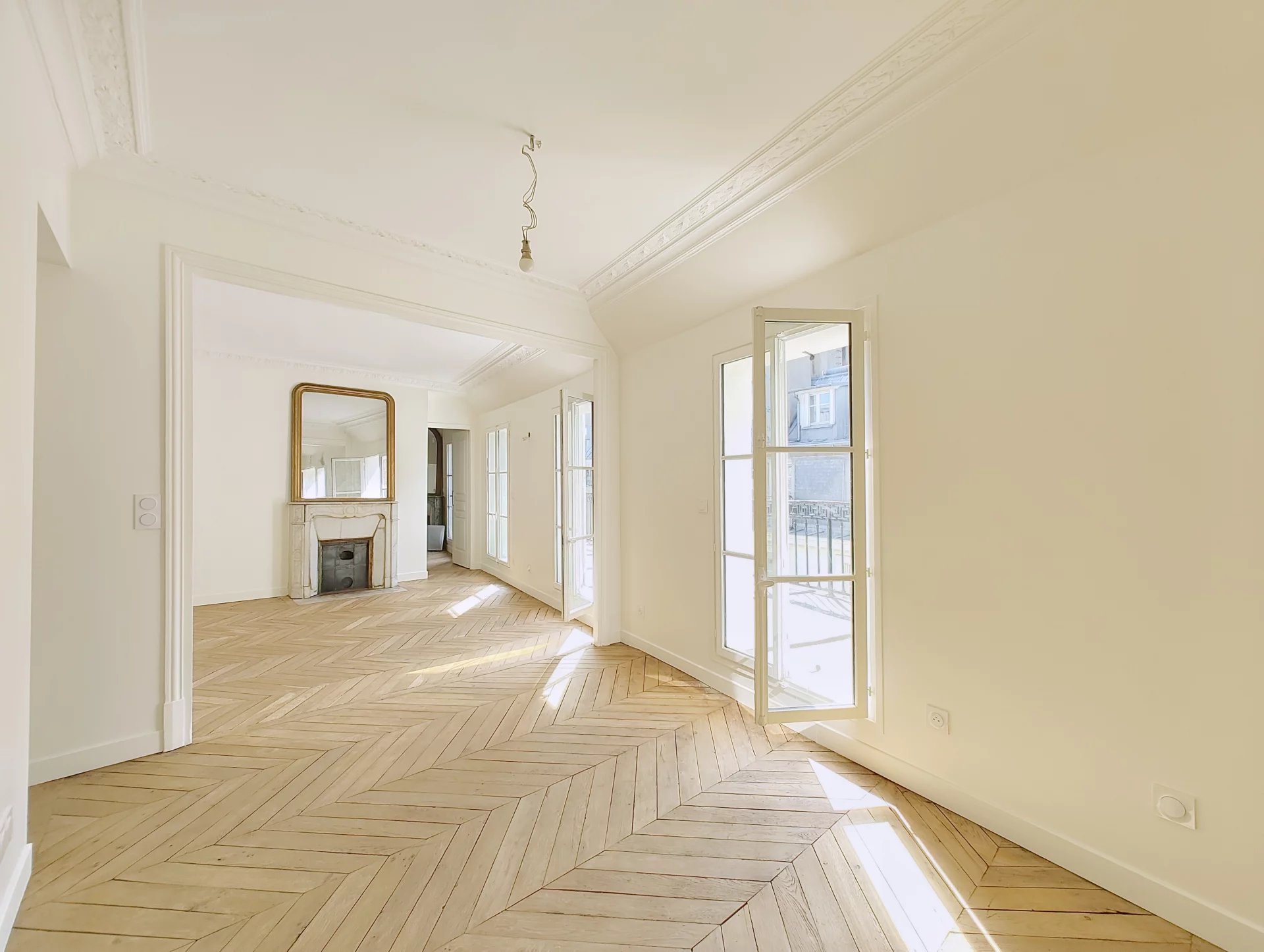 Paris IIe - Montorgueil - Top floor apartment with terrace