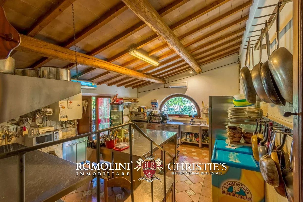 VILLA CON PISCINA E VIGNETO IN VENDITA A SIENA, TOSCANA