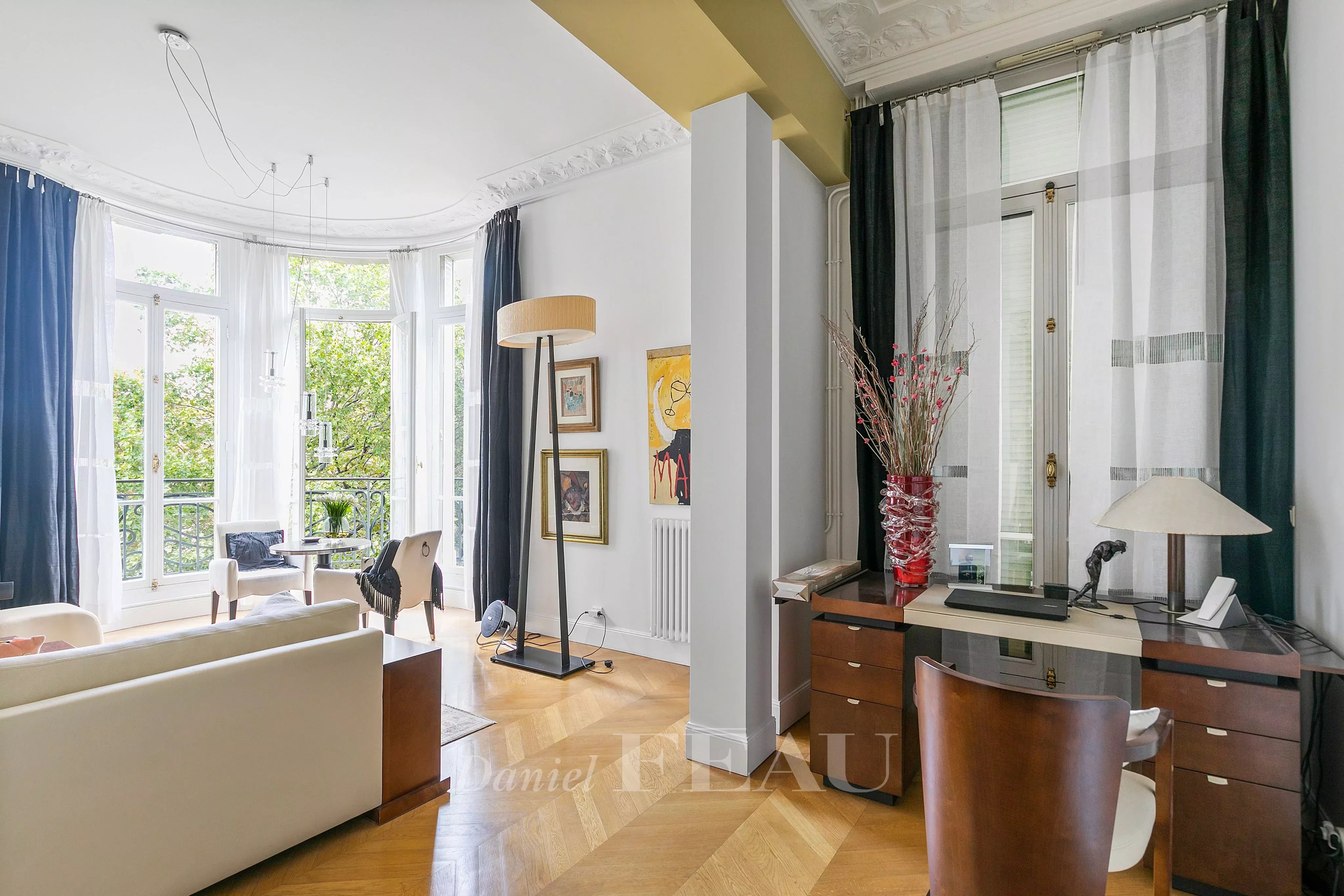 Living room, herringbone parquet flooring, mouldings, open view