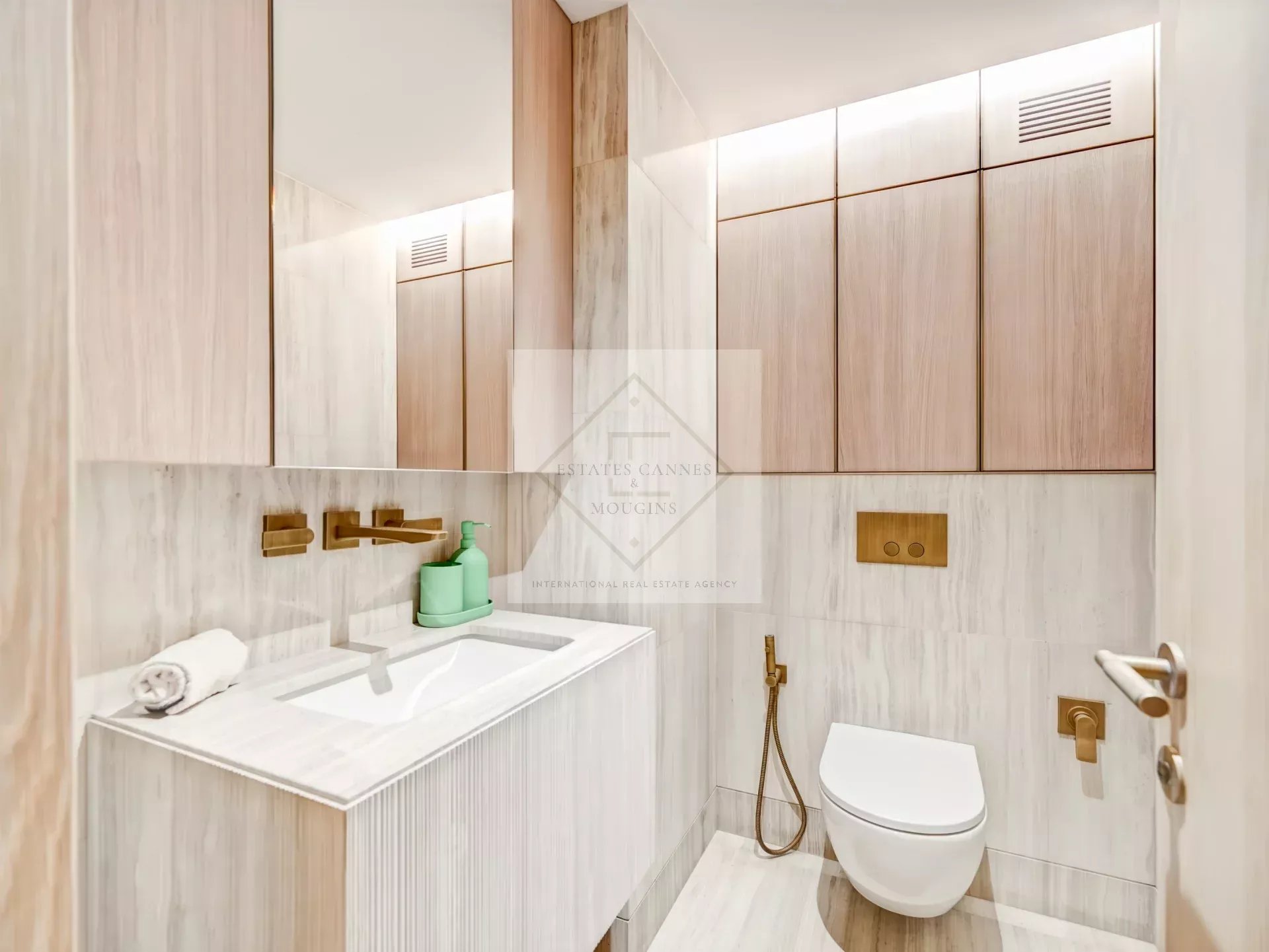 Cannes – Croisette : Appartement d’exception dans résidence historique avec vue mer panoramique — photo 28