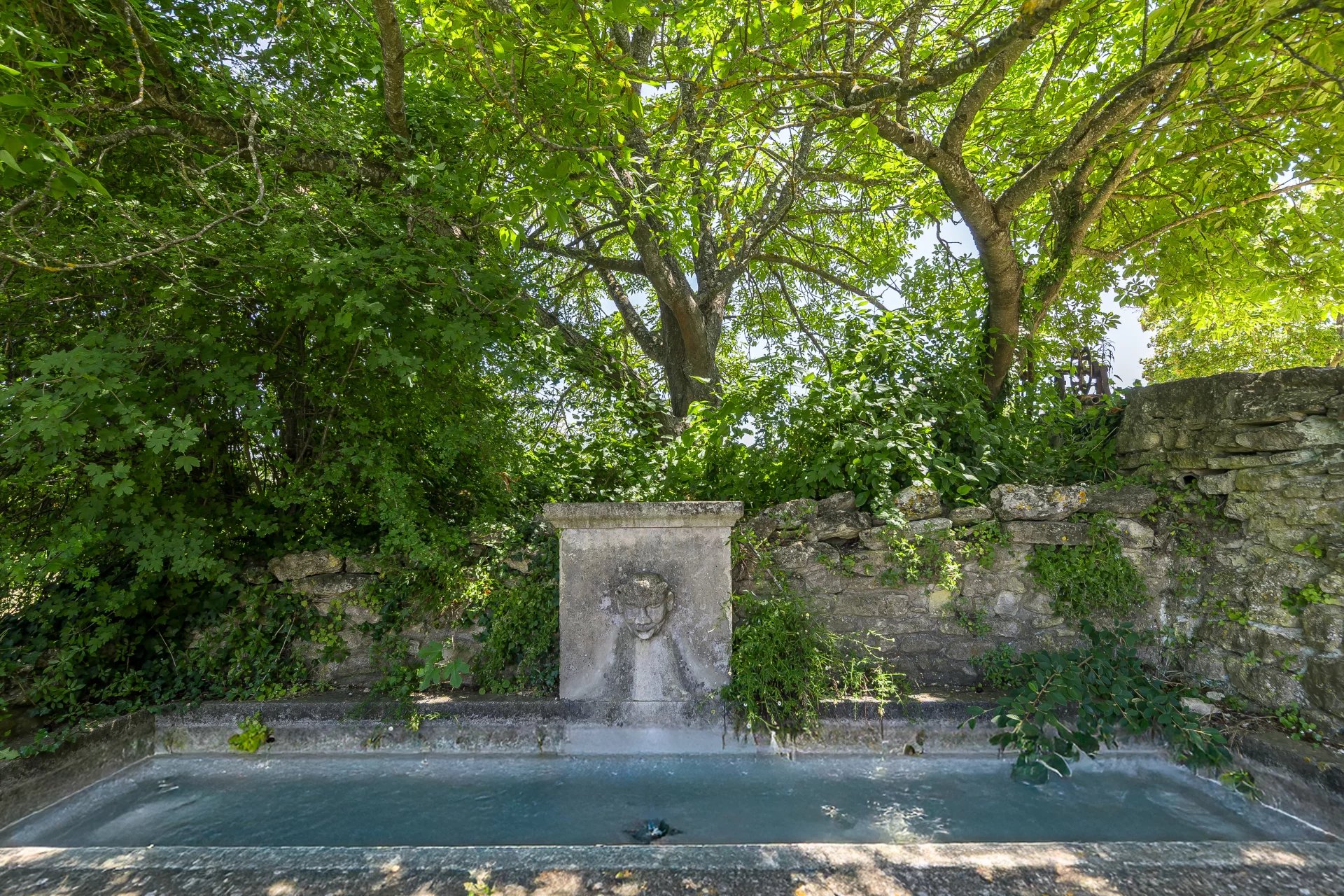 Bonnieux - Former Magnanerie to renovate