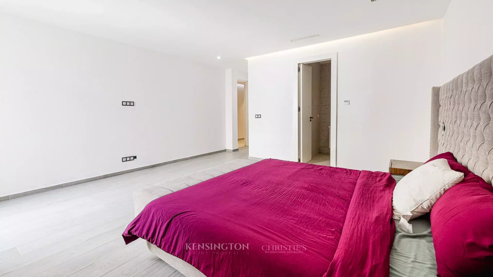 5 Bedroom Villa/Townhouse's Image 11