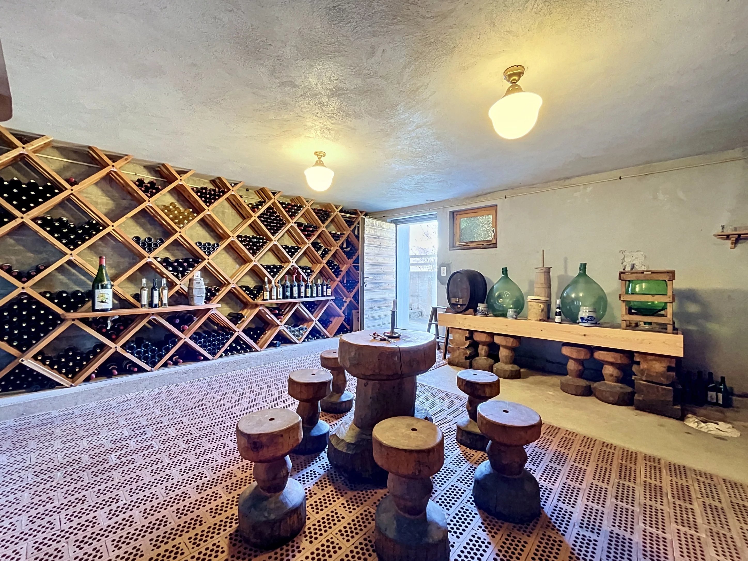 Grande maison avec 2 appartements et vaste garage