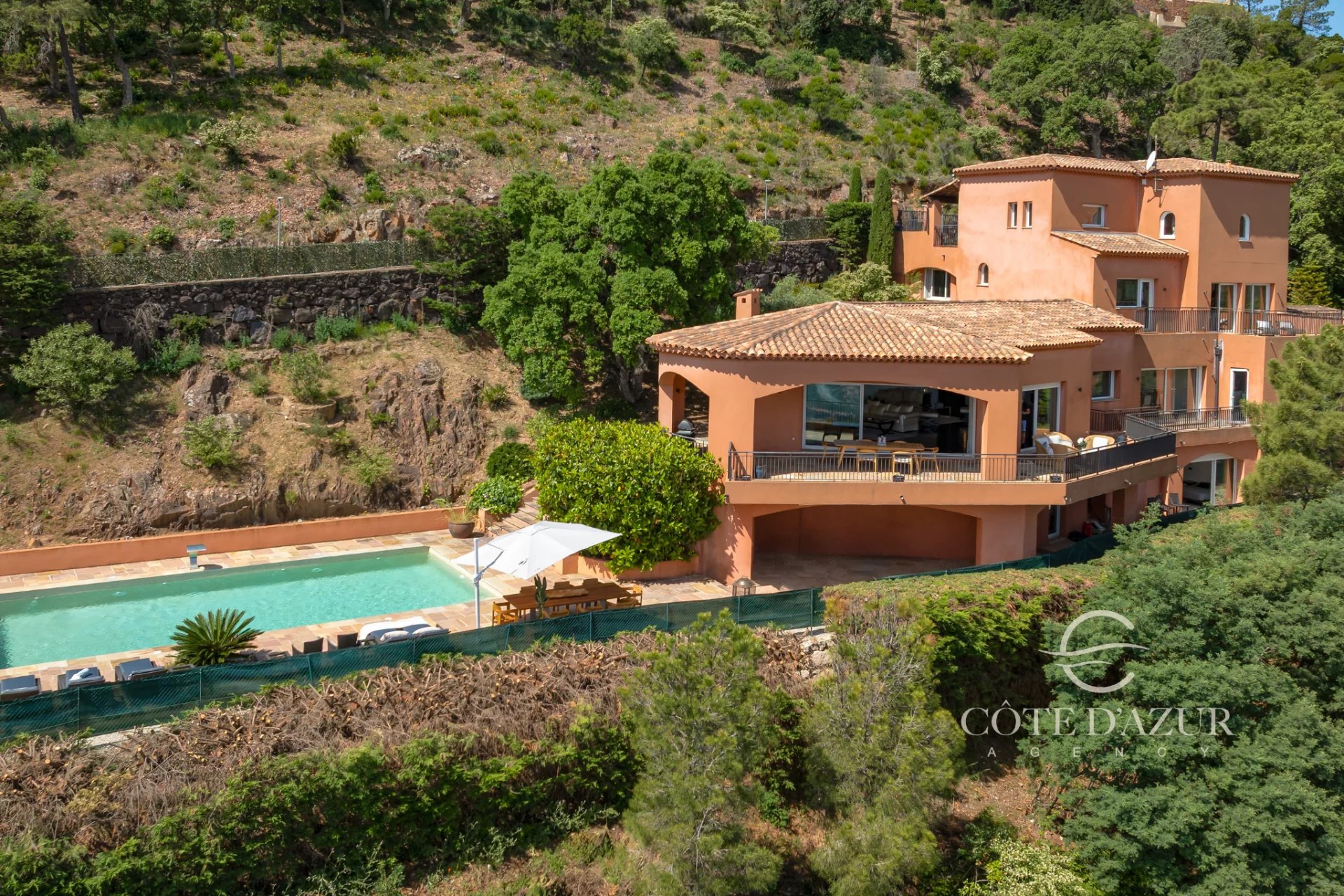 Exceptional property with panoramic sea views 37
