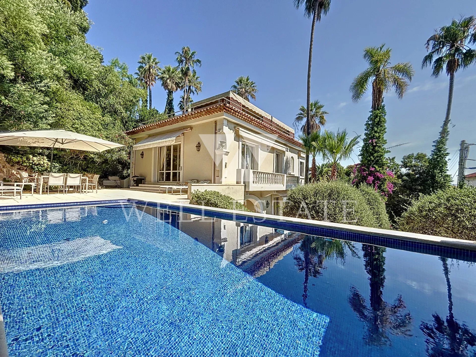 SUPERB PROPERTY WITH SEA VIEWS - NEAR THE BEACH