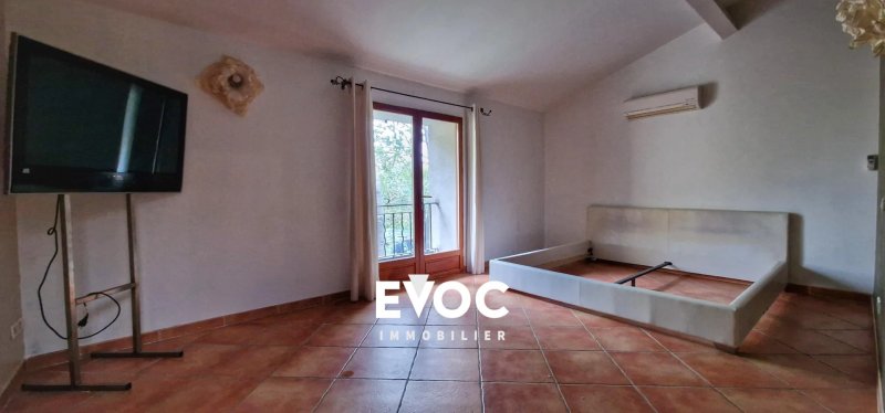 Photo 15 — Maison de caractère à vendre — Saint-Vincent-de-Barbeyrargues — T4 141 m² — Corps de ferme réhabilité — DPE C