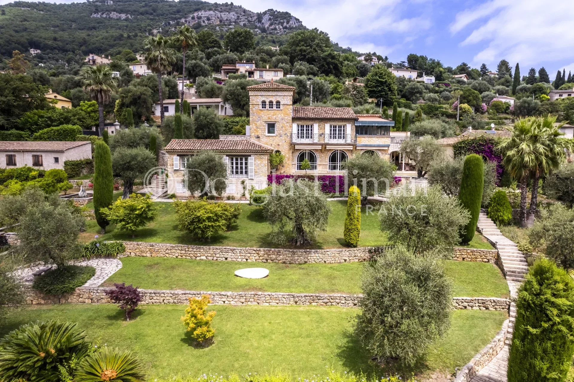 LE BAR-SUR-LOUP : Une Propriété Exceptionnelle en Pierre avec Vue Panoramique, Piscine, Tennis et Jardins Provençaux - Image nᵒ3