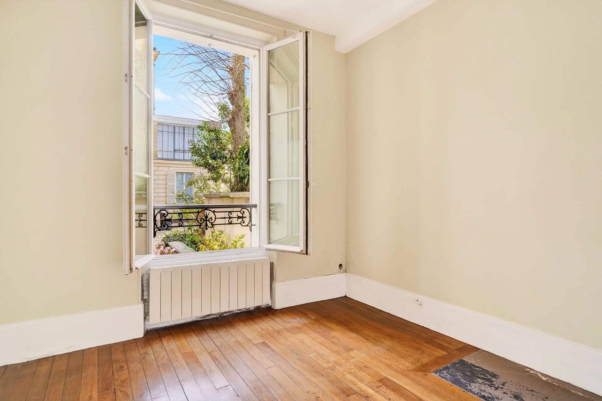 Versailles - DOWNTOWN