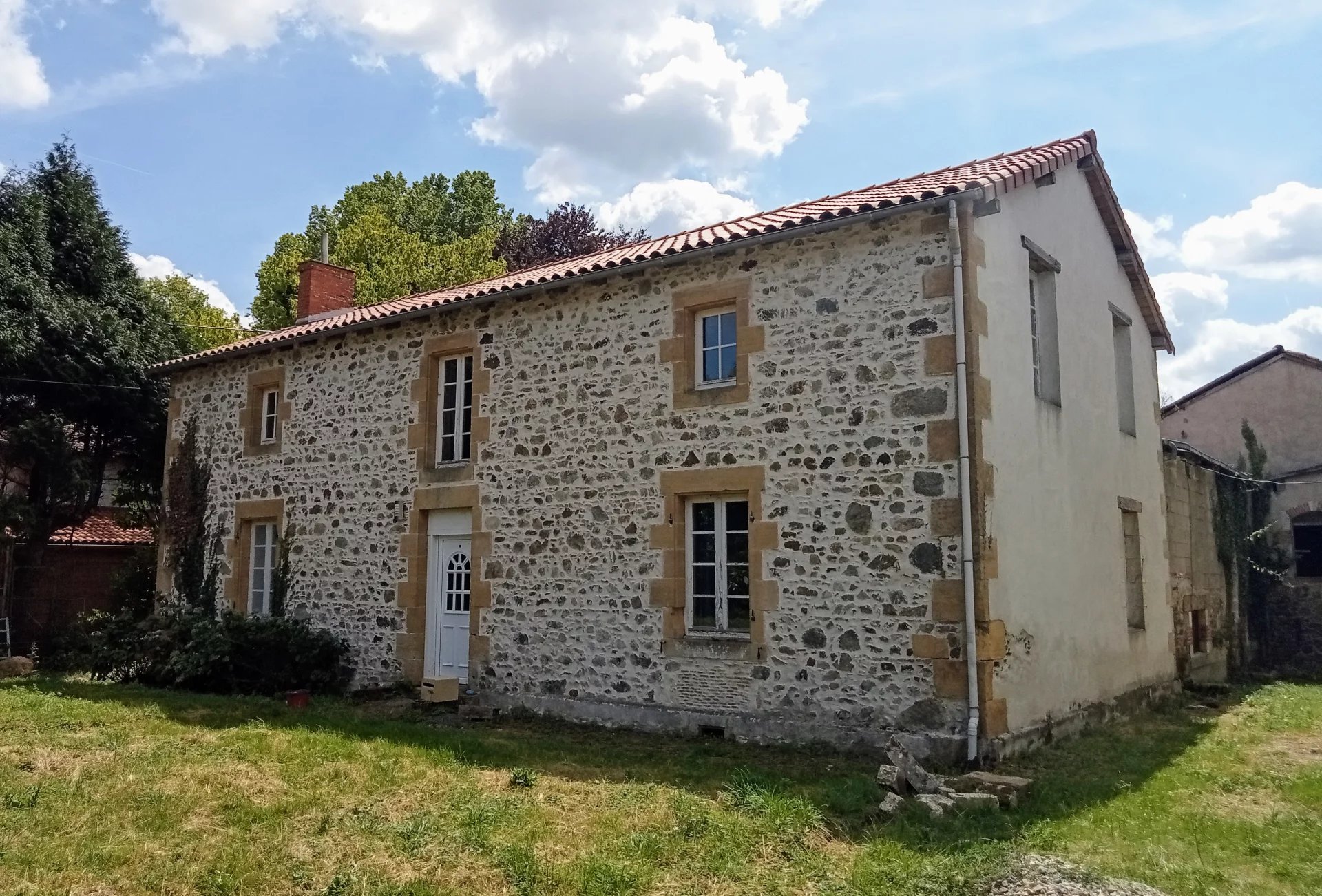 Grande maison de campagne avec terrain et dépendances – Idéale pour centre équestre ou petite exploitation