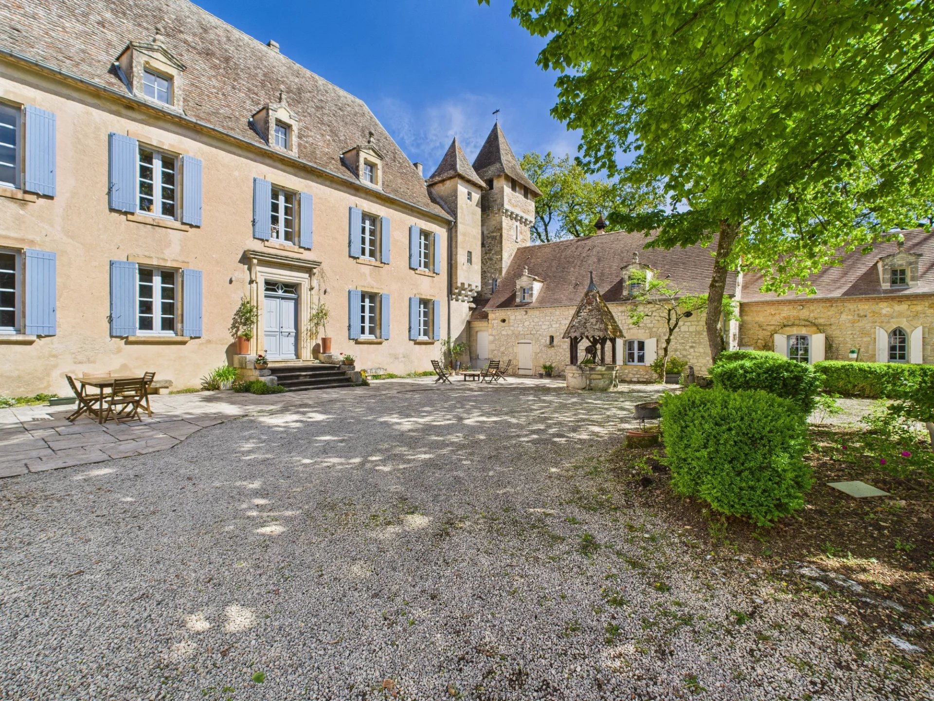 Superbe château du XVIIe siècle dans un cadre idyllique proche de la bastide de Monflanquin