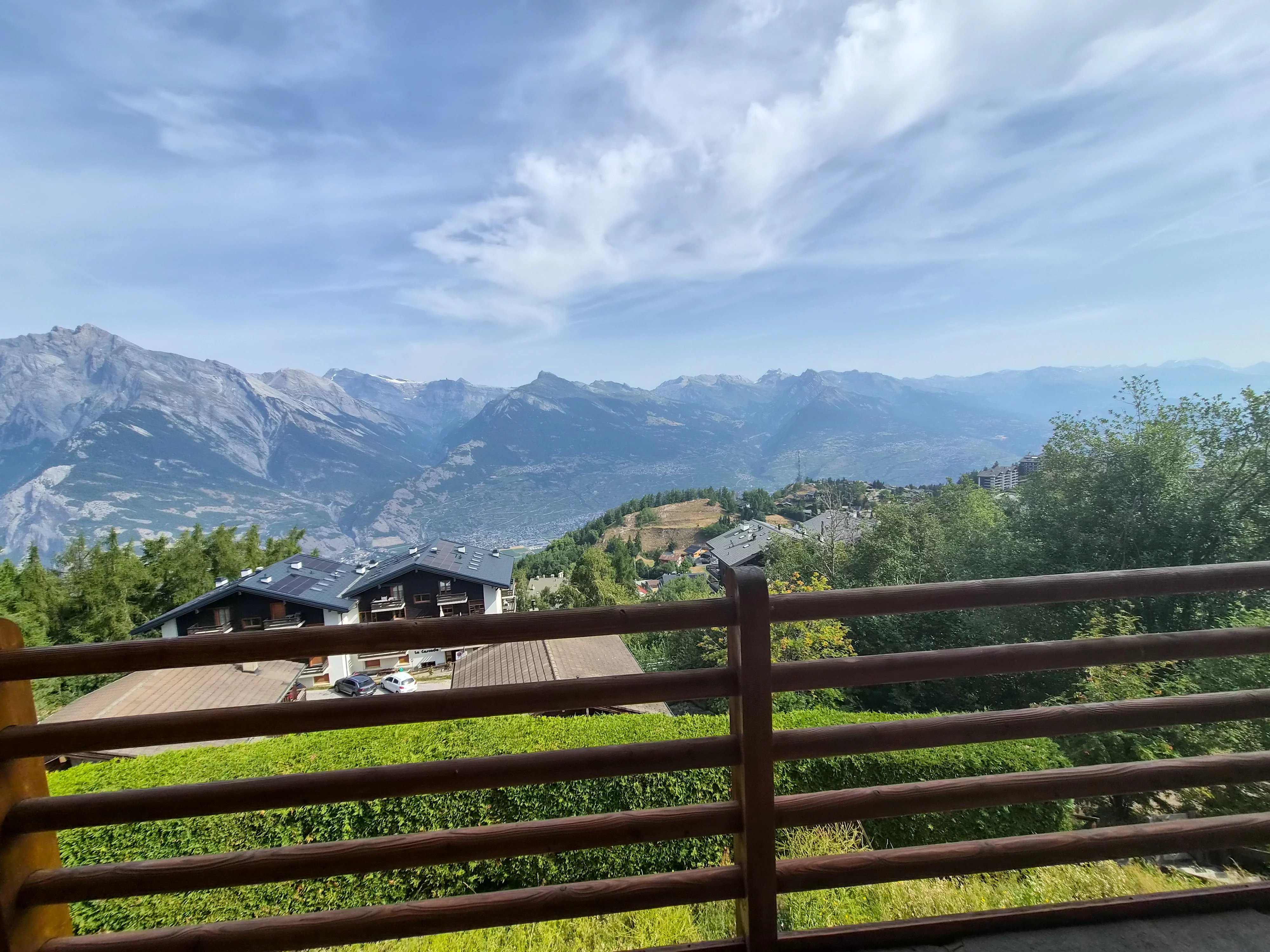 Chalet d'exception au bord du bisse et proche des pistes de skis, à Nendaz !