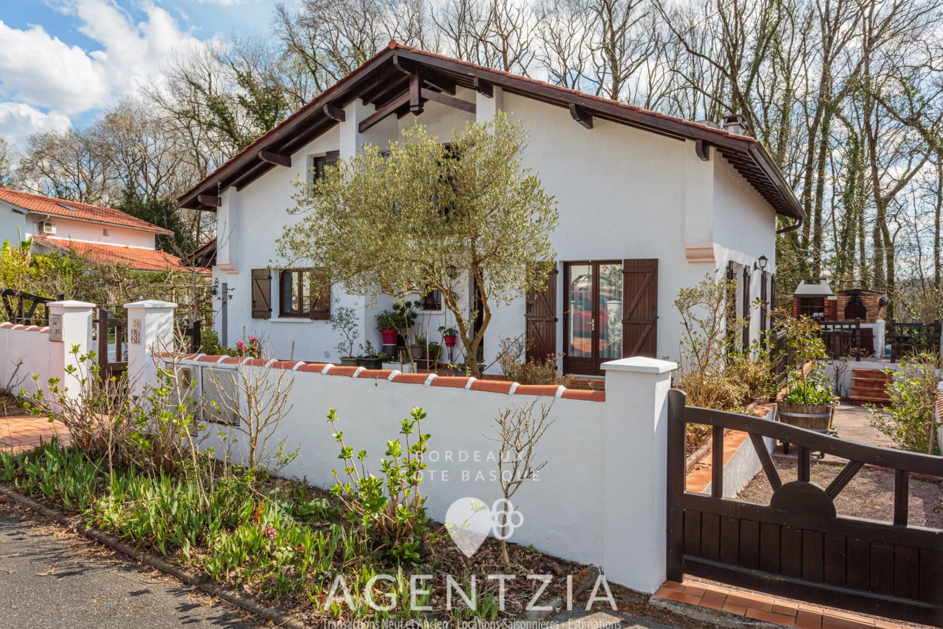 Bassussary bourg maison non mitoyenne T5 jardin garage